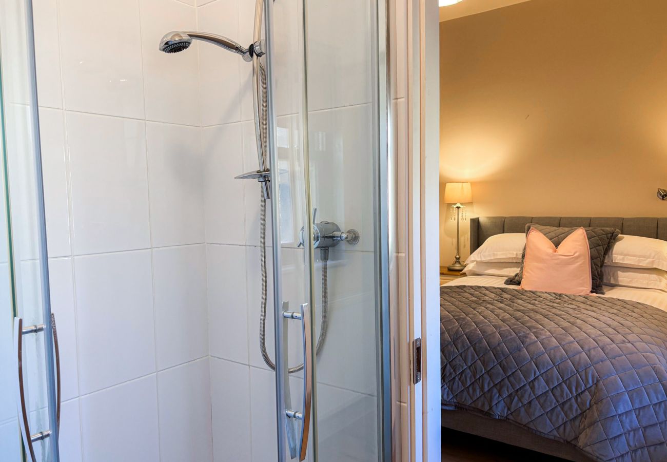 Kylemore Woodland Holiday Cottage. Double bed in bright room, en suite with shower. 