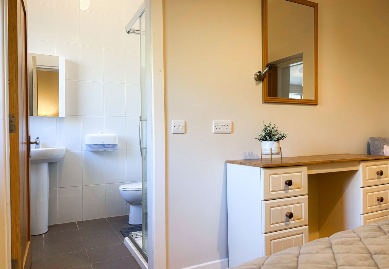 Kylemore Woodland Holiday Cottage. Double bed in bright room, en suite.