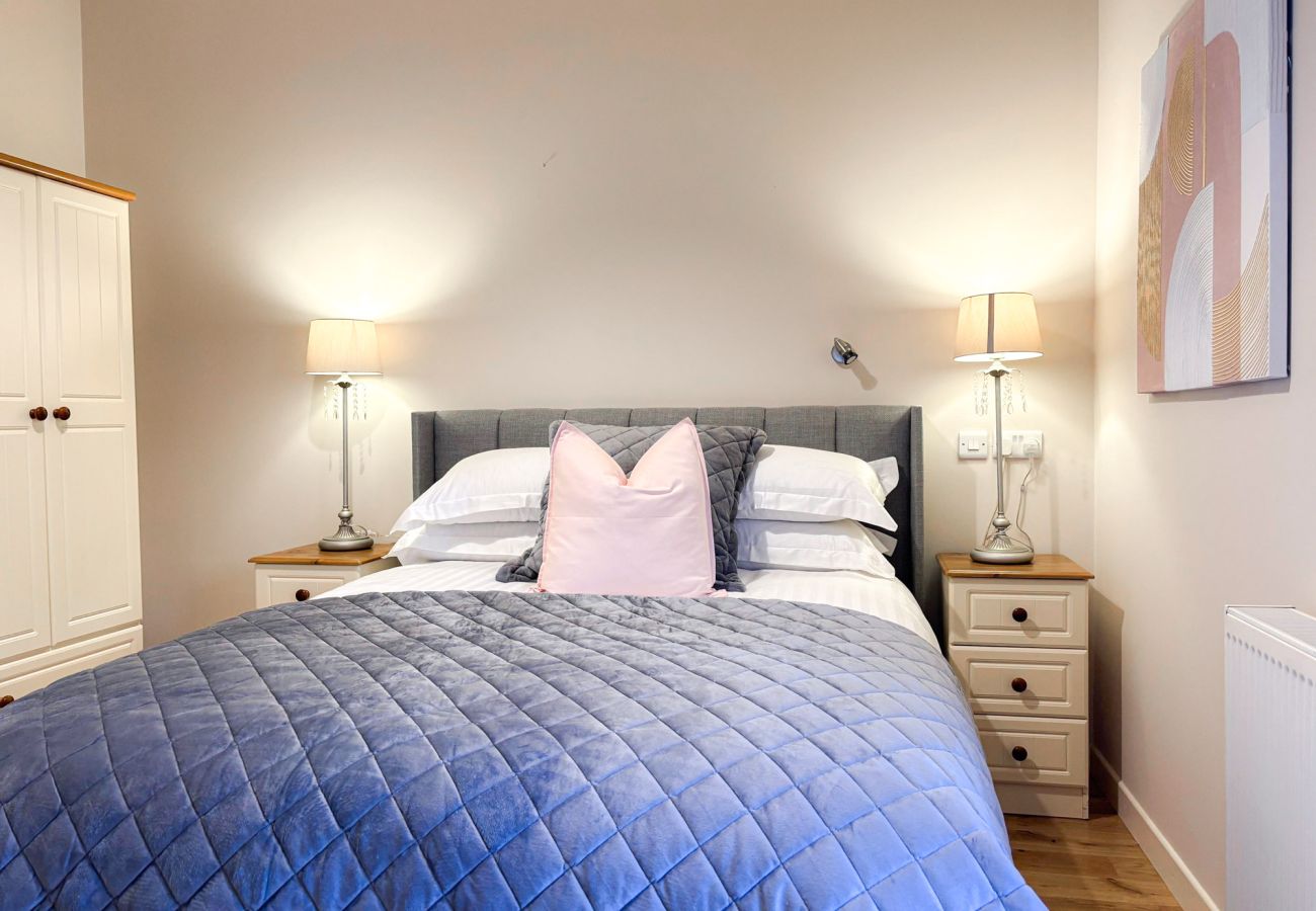 Kylemore Woodland Holiday Cottage. Double bed in bright room 