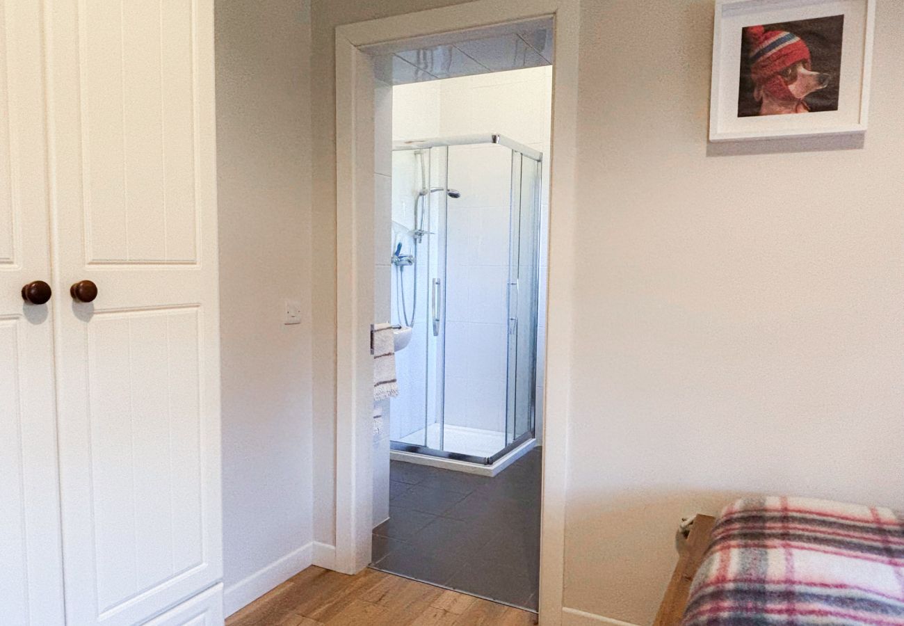 Kylemore Woodland Holiday Cottage, room with wardrobe.