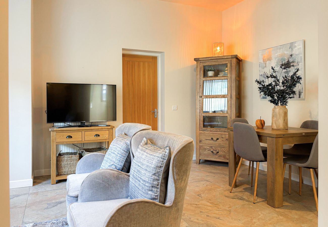 Kylemore Woodland Holiday Cottage. Open plan dining living room. 