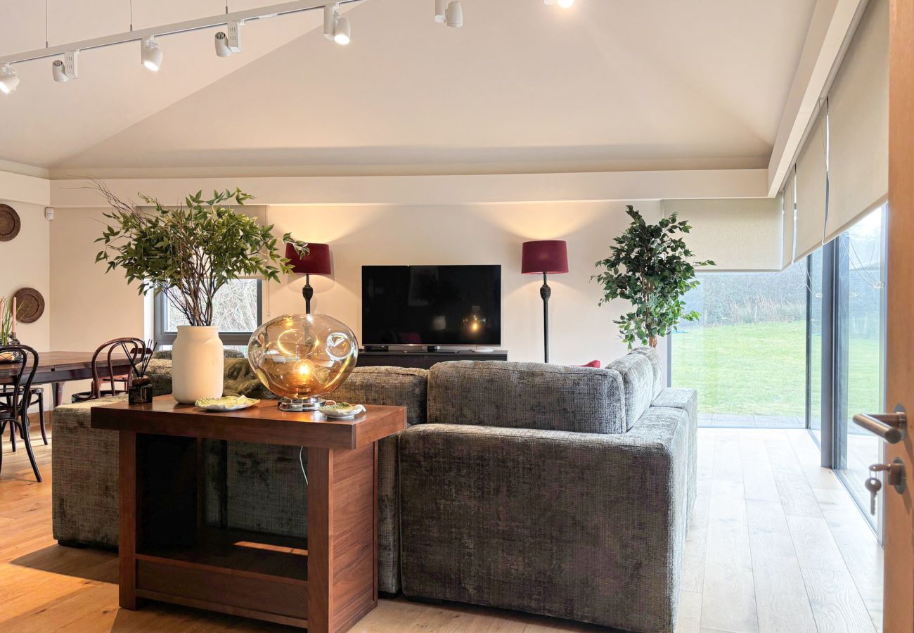 Kylemore Gate Lodge. Modern family dining room, open plan brigh spacious