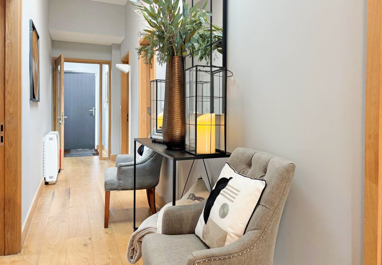 Kylemore Gate Lodge. spacious hall with seating. 