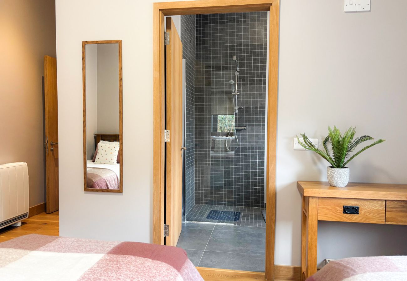 Kylemore Gate Lodge. Modern bedroom with en suite