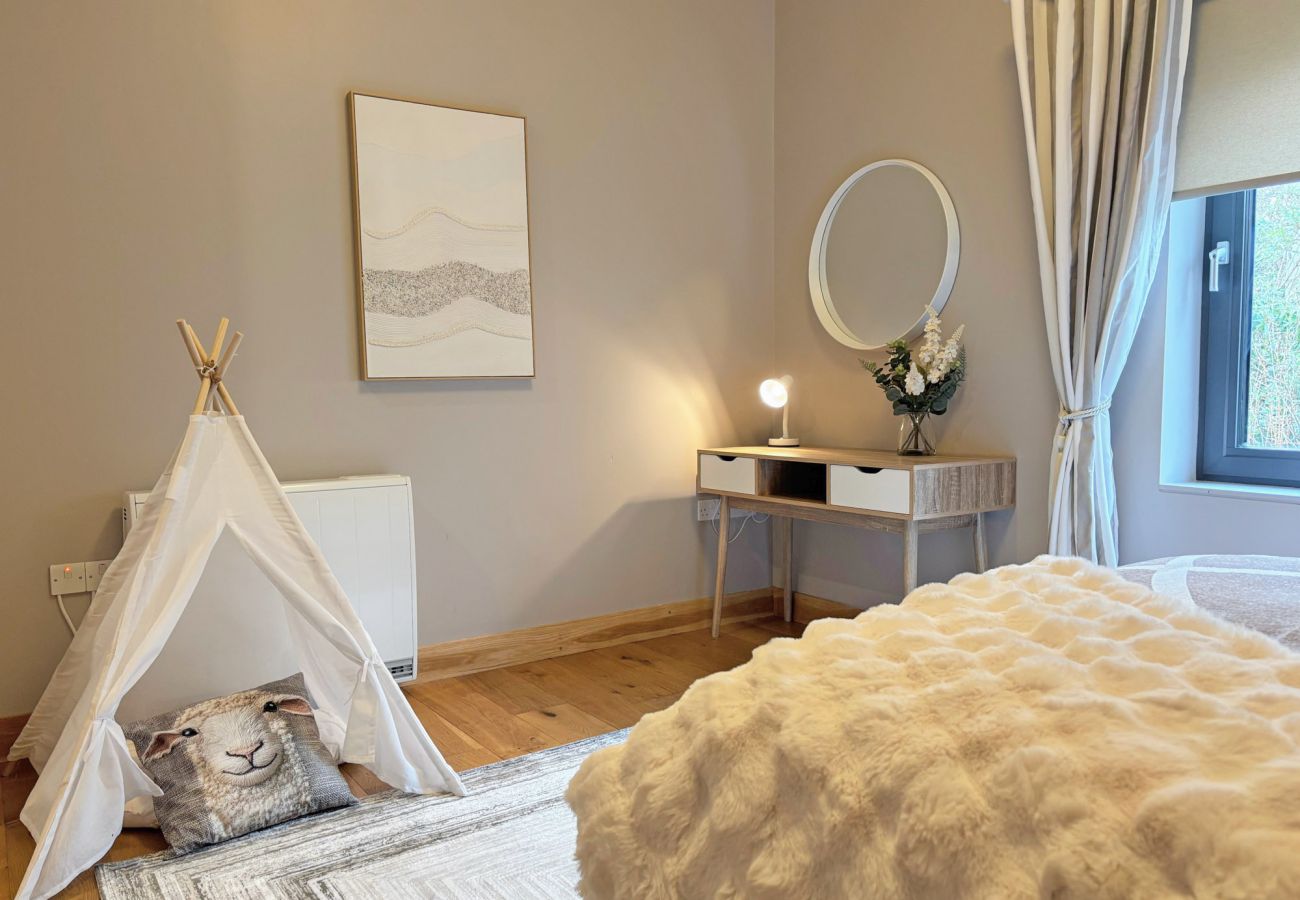 Kylemore Gate Lodge. Modern double room, contemporary design. 