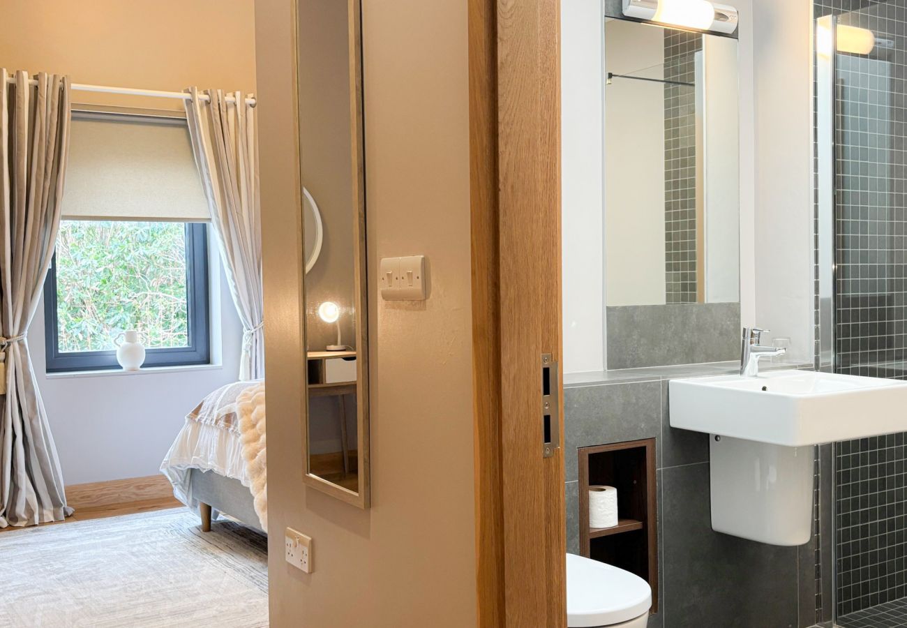 Kylemore Gate Lodge. Modern double room,en suite bathroom 