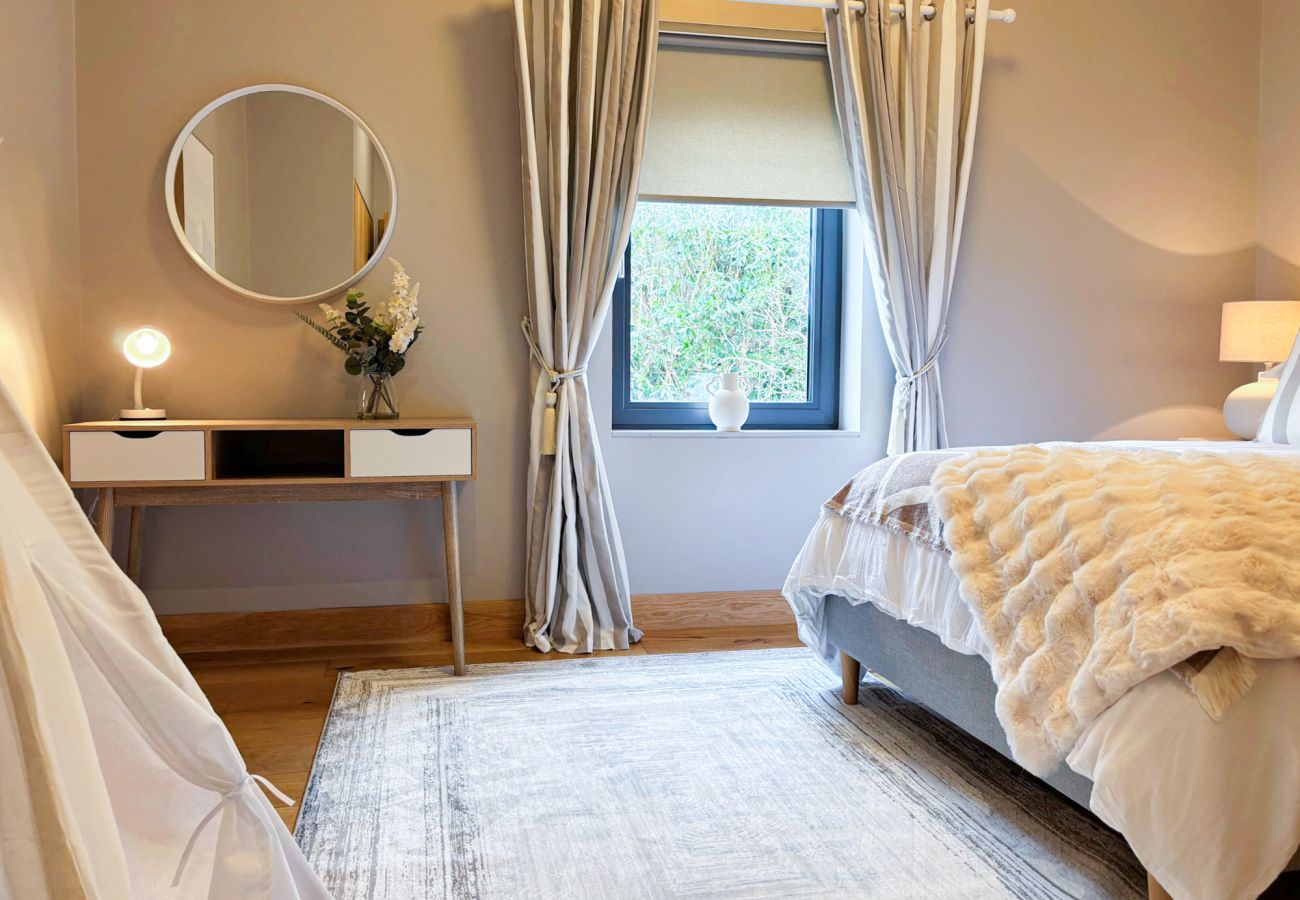 Kylemore Gate Lodge. Modern double room, contemporary design. Bright window. 