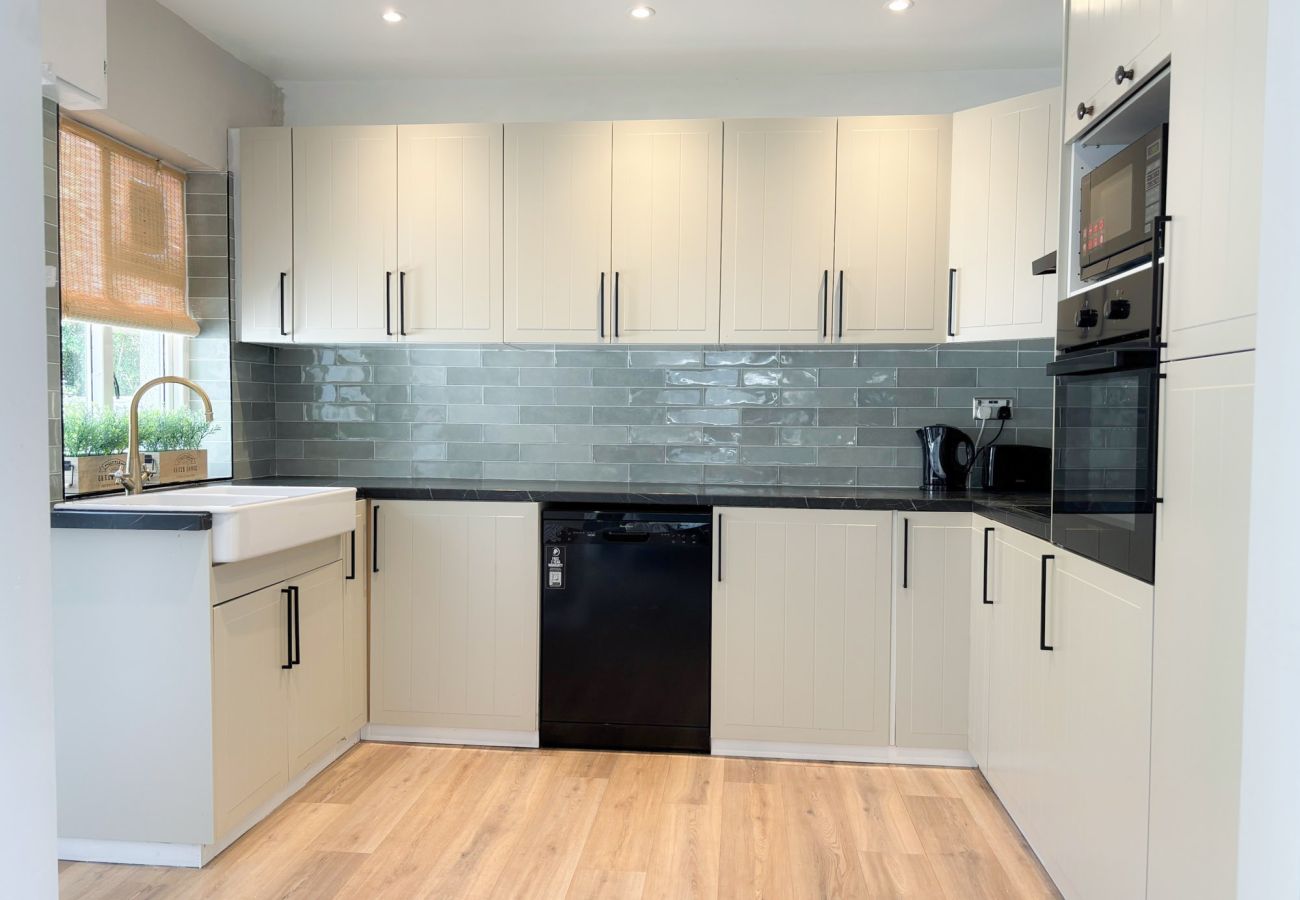 Luxurious Clifden Cottage. Four bed holiday cottage modern fully equipped kitchen