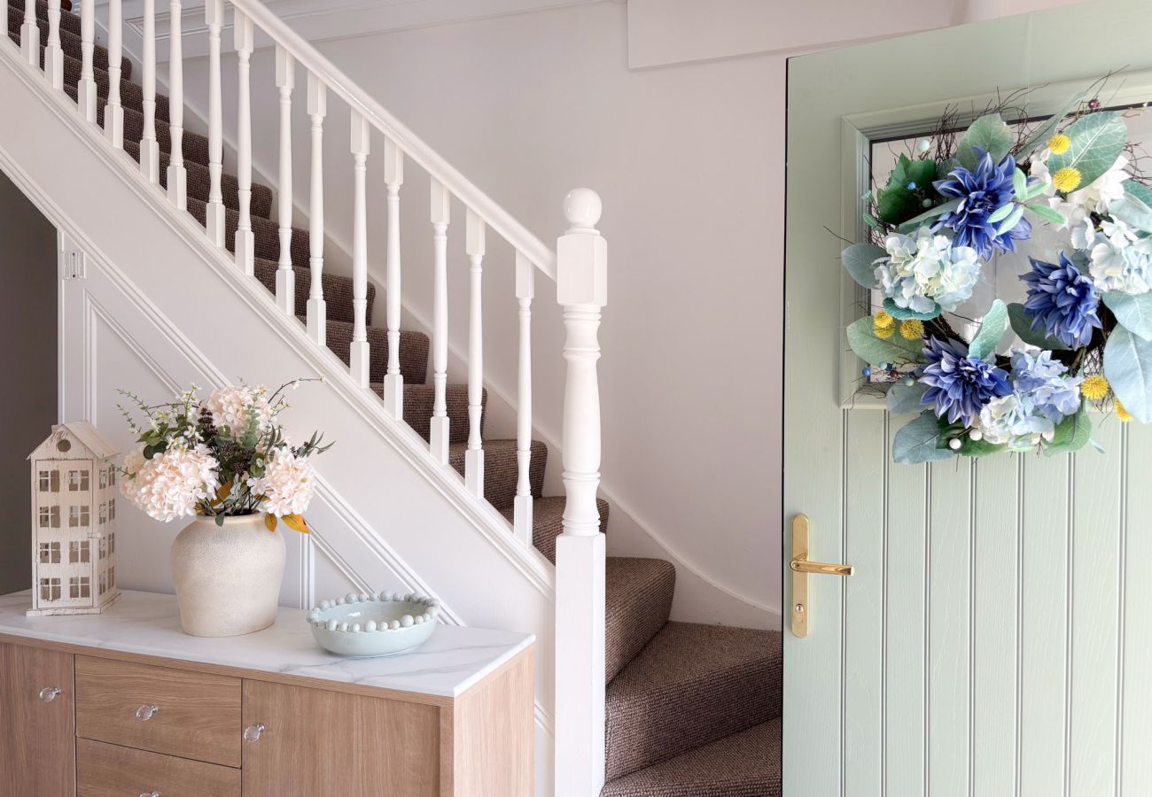 Luxurious Clifden Cottage. Comfortabe stylish cottage with open staircase. 