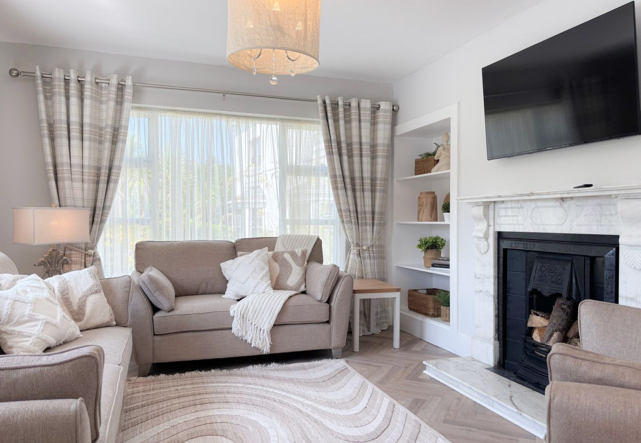 Luxurious Clifden Cottage. Comfortable living room, large TV and open fire. Luxury. 