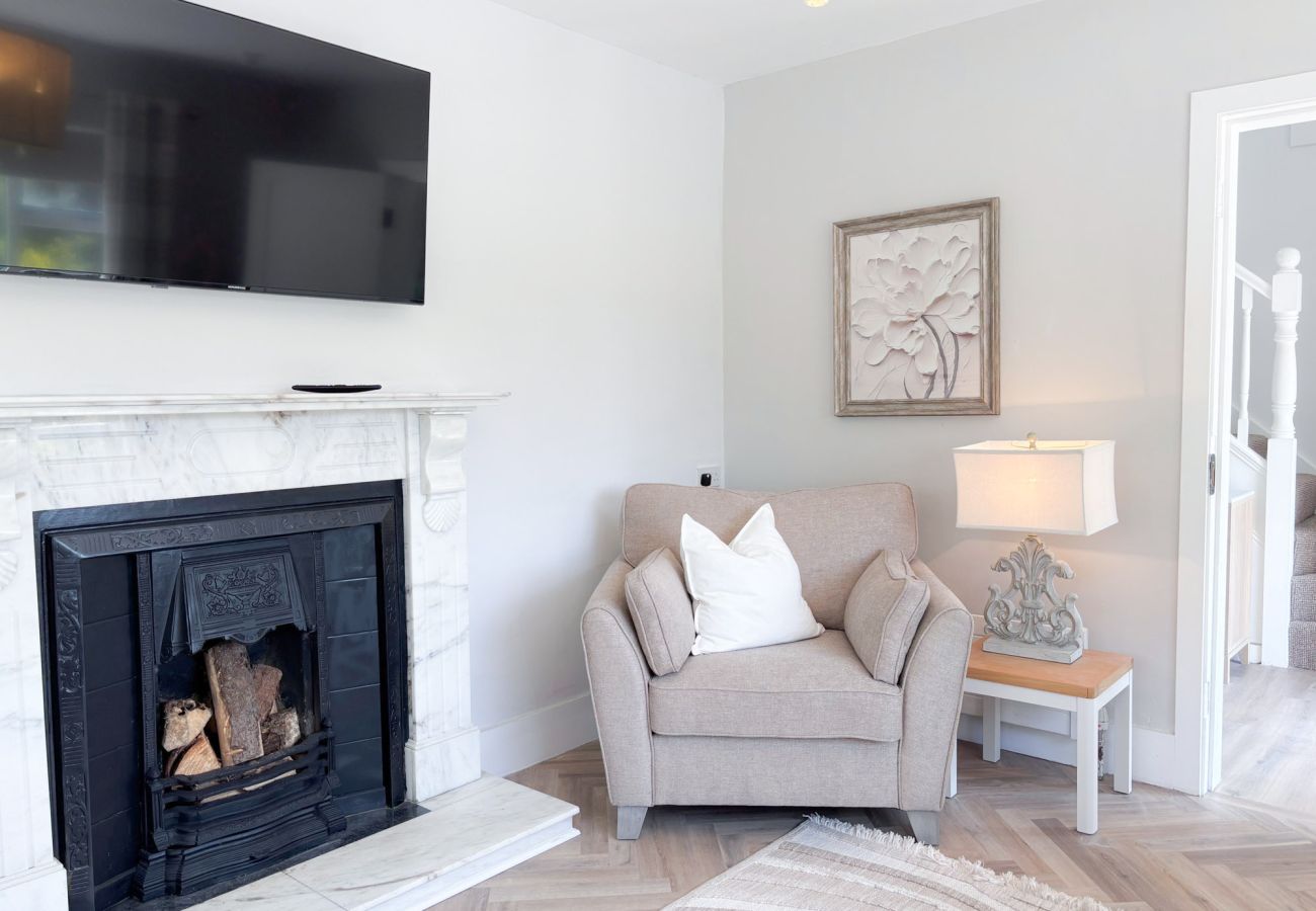 Luxurious Clifden Cottage. Comfortabe living room large TV and open fire. 