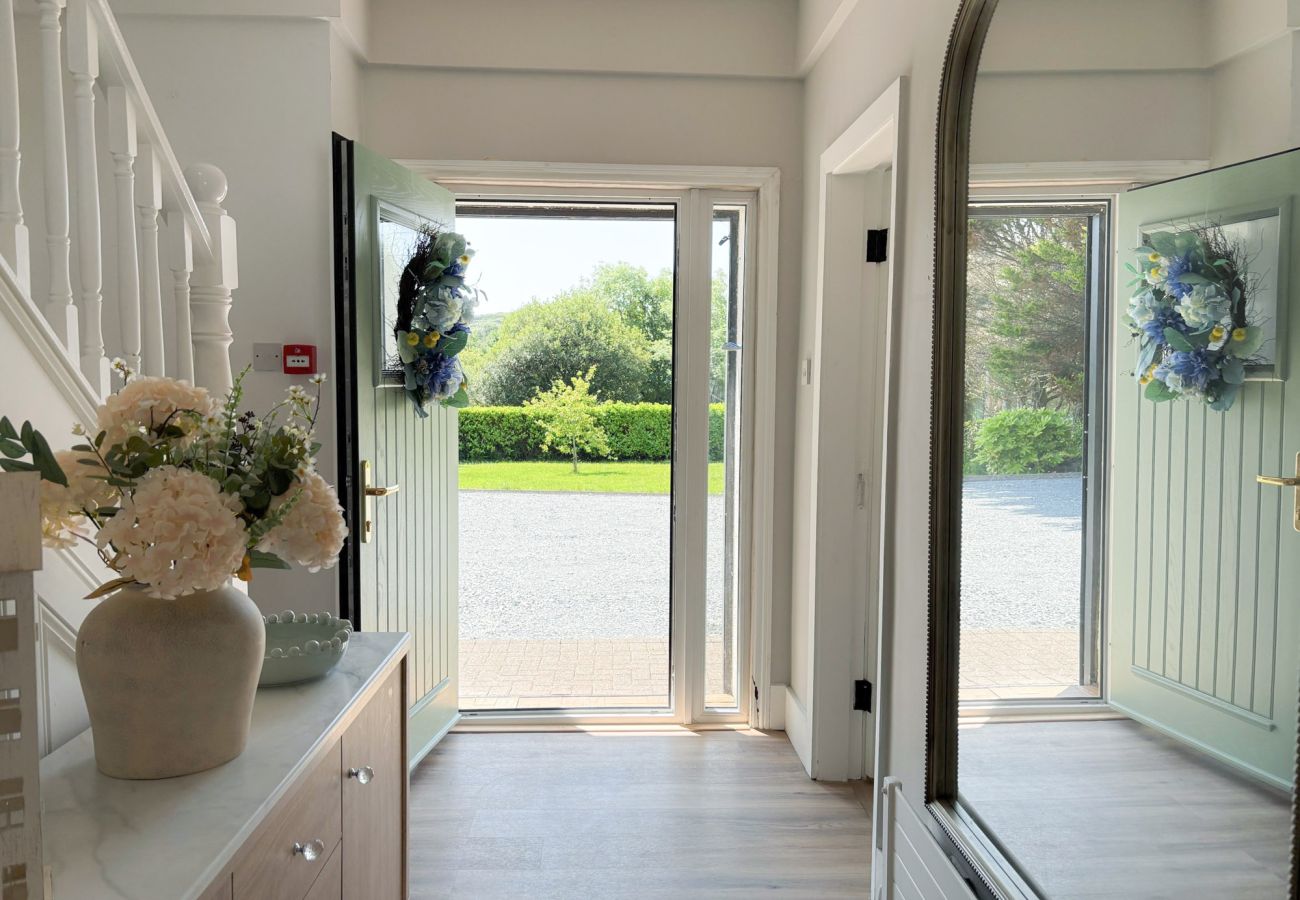 Luxurious Clifden Cottage. Bright enterance hall. 