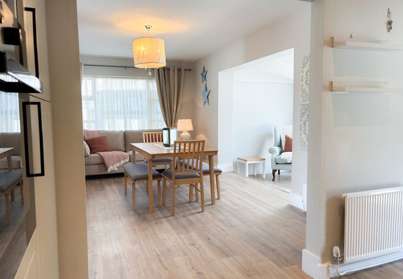 Luxurious Clifden Cottage. Open plan spacious kitchen dining room.