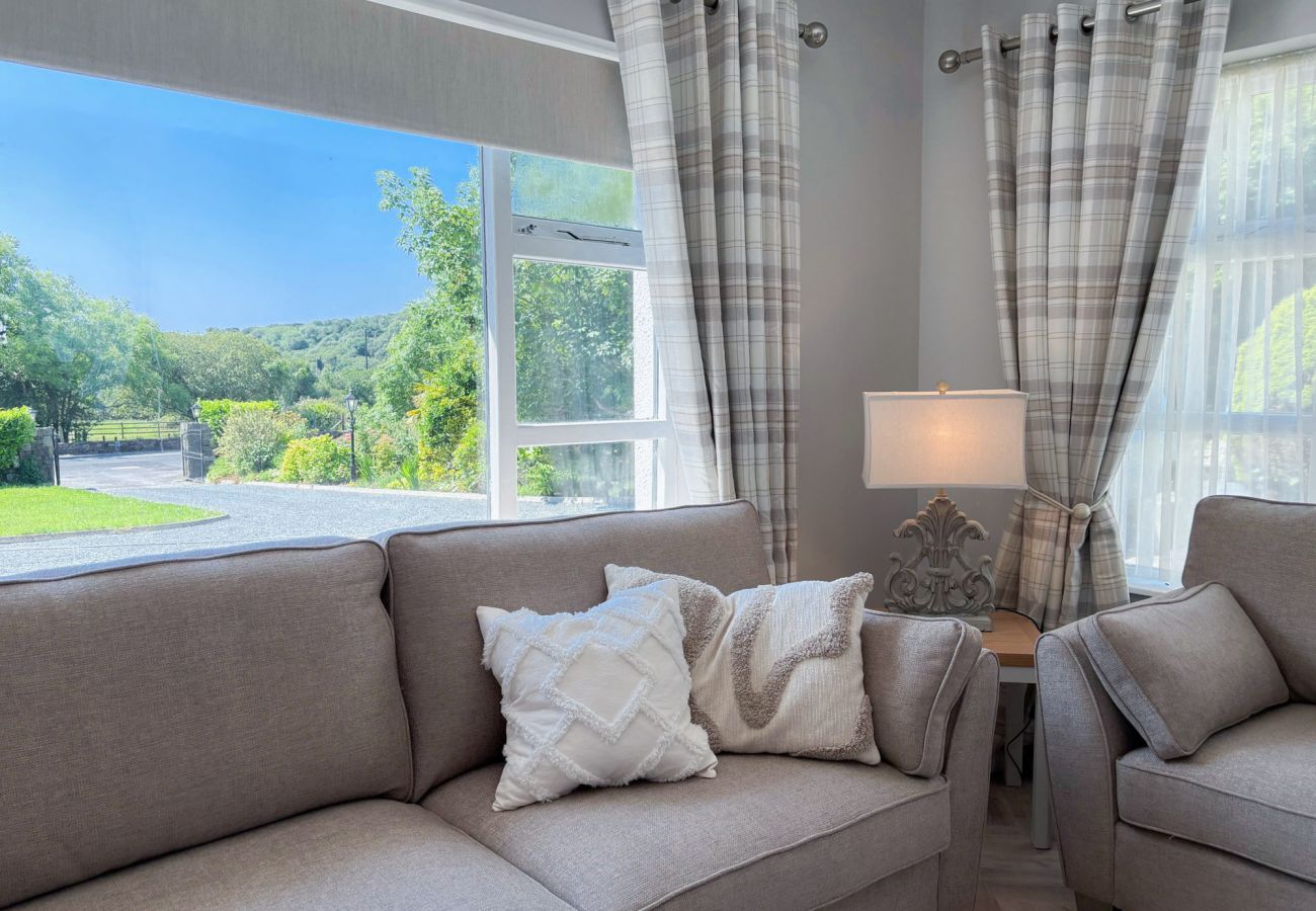 Luxurious Clifden Cottage. Comfortabe living room with views. 