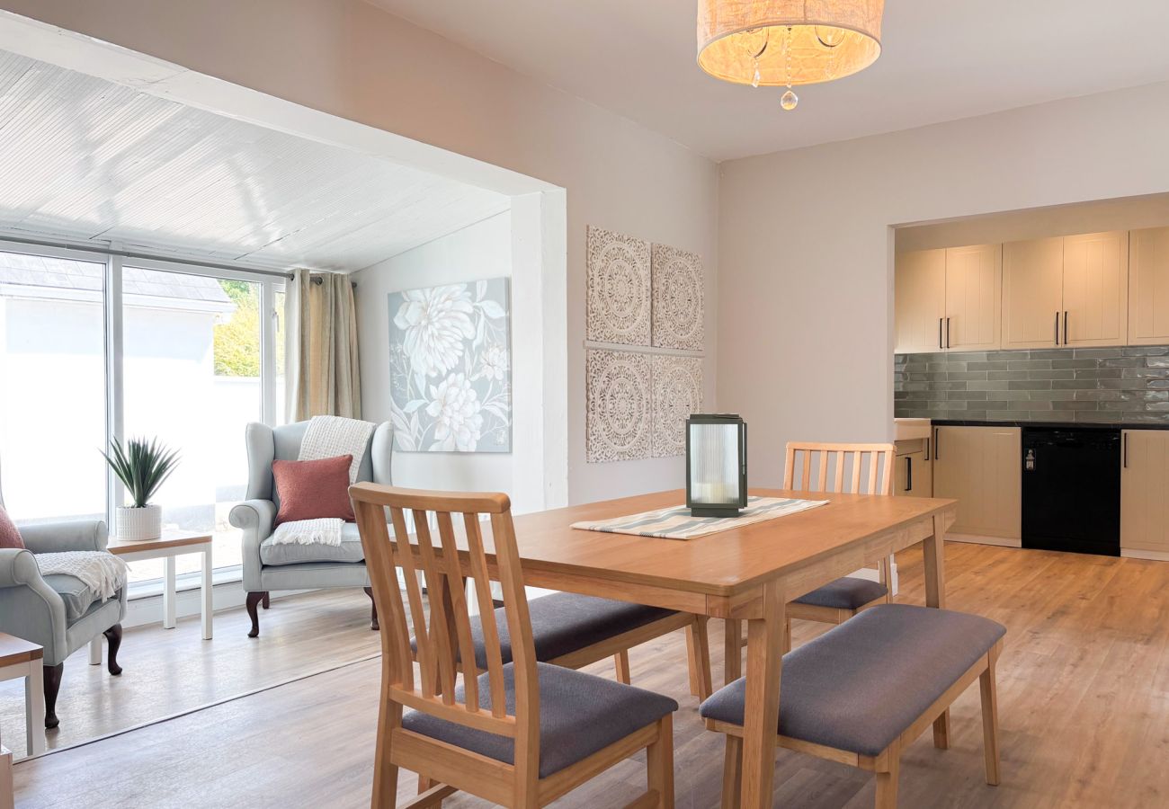 Luxurious Clifden Cottage. Open plan spacious kitchen dining room, dinig table seating 6. 