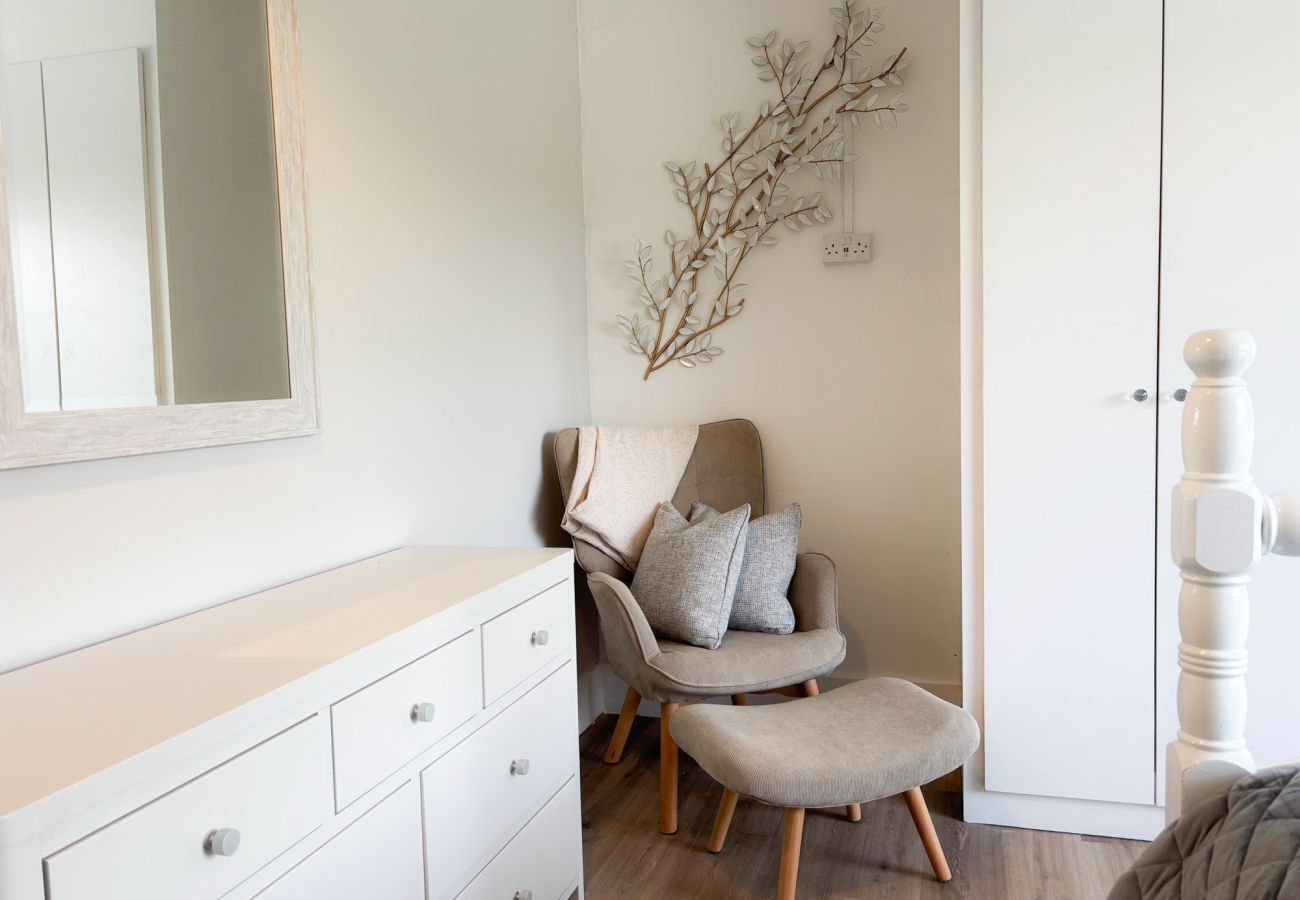 Luxurious Clifden Cottage. Holiday cottage king bedroom. Comfortable seating. 