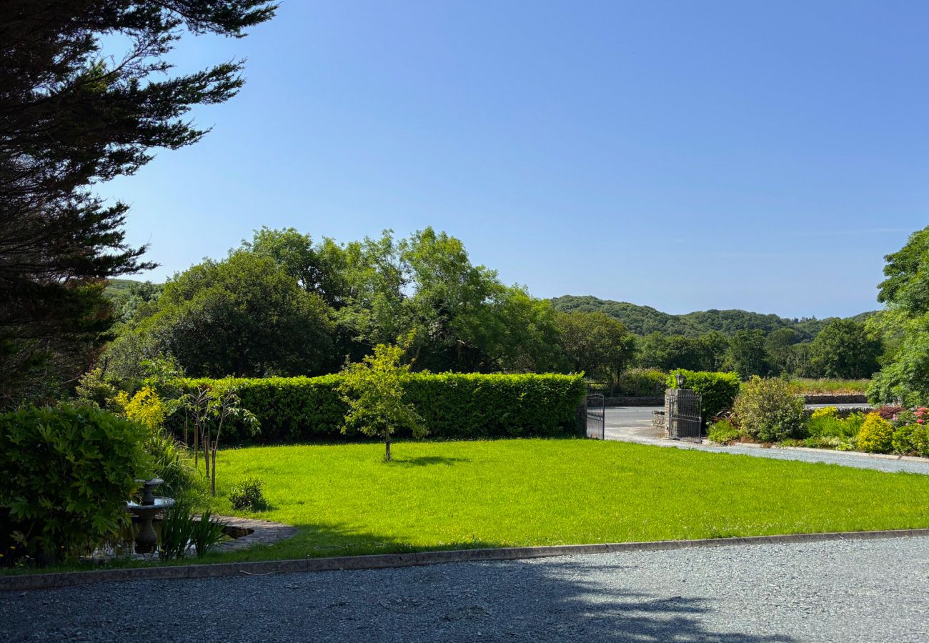 Luxurious Clifden Cottage. Four bed holiday cottage landscaped garden