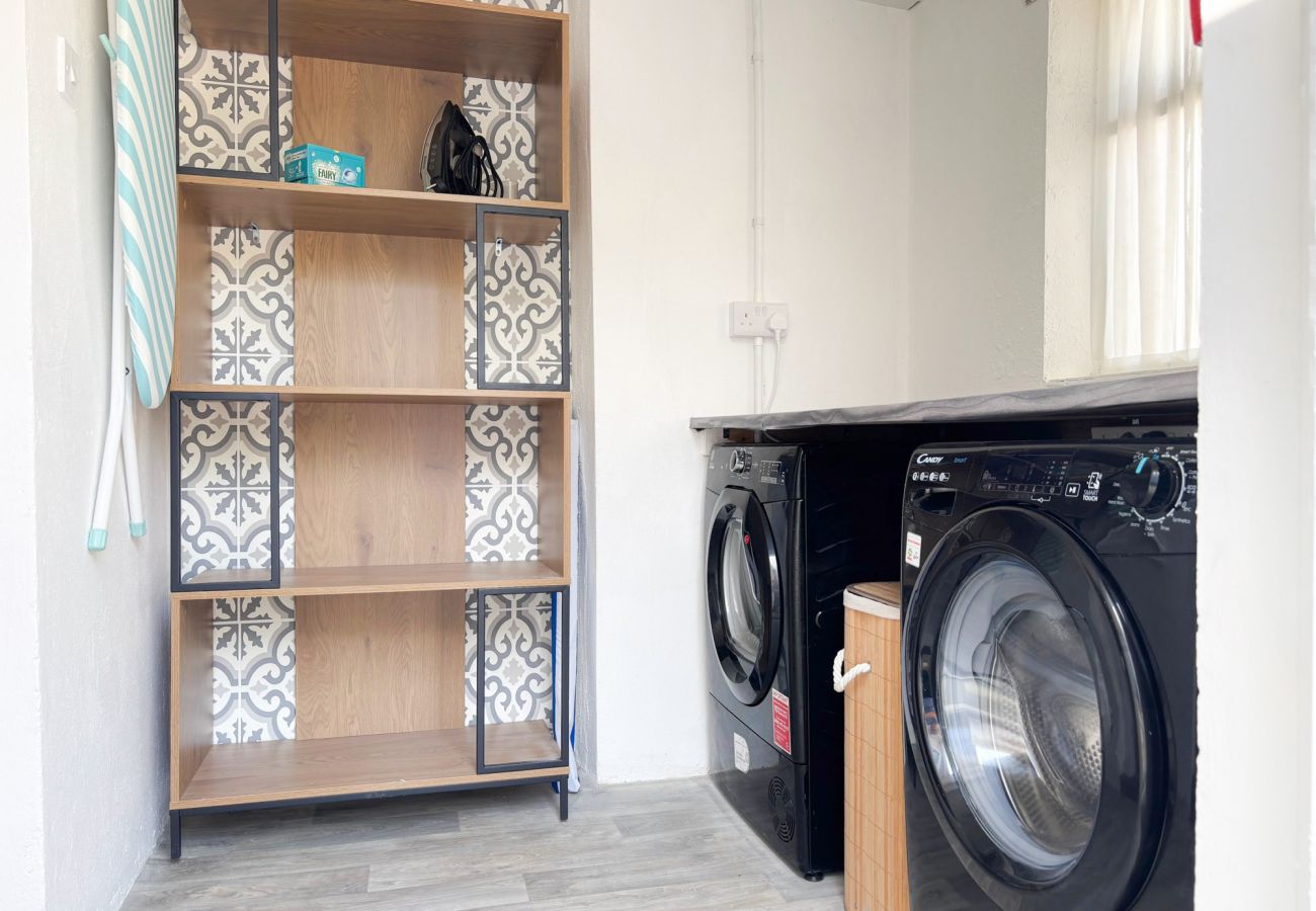Luxurious Clifden Cottage. Utitlity room with washer and dryer. 