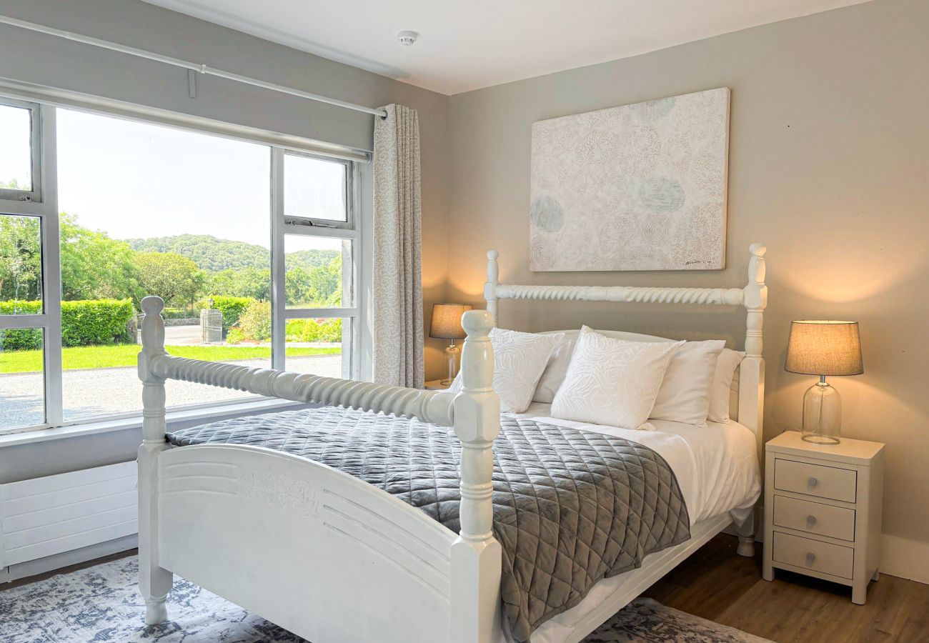 Luxurious Clifden Cottage. Holiday cottage sleeps 6. King bedroom, bright, views tasteful decore. 