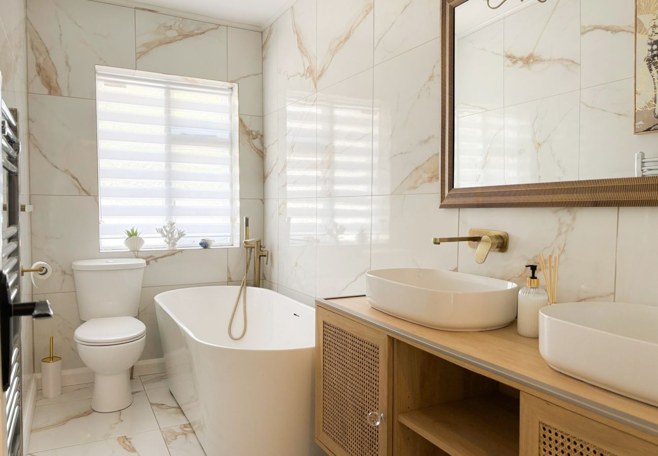 Luxurious Clifden Cottage. Luxury bathroom with bath and double sink. 