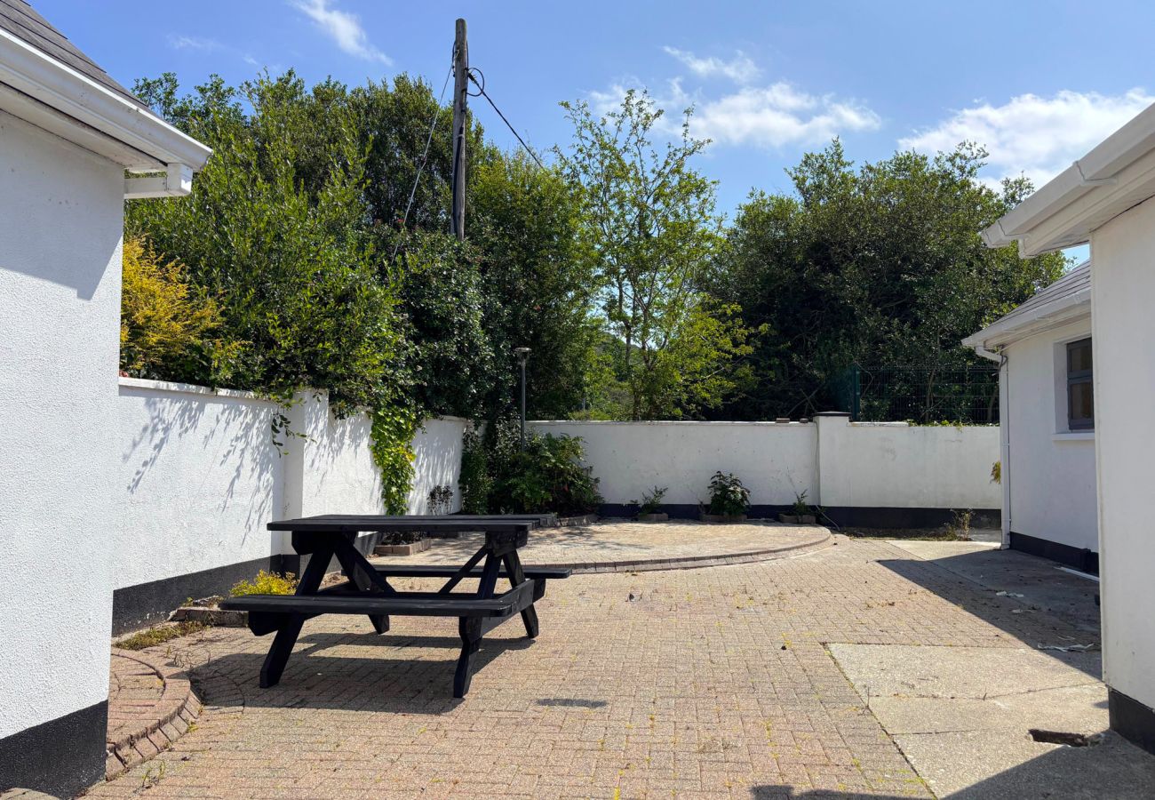 Luxurious Clifden Cottage. Enclosed private sunny back yard. 