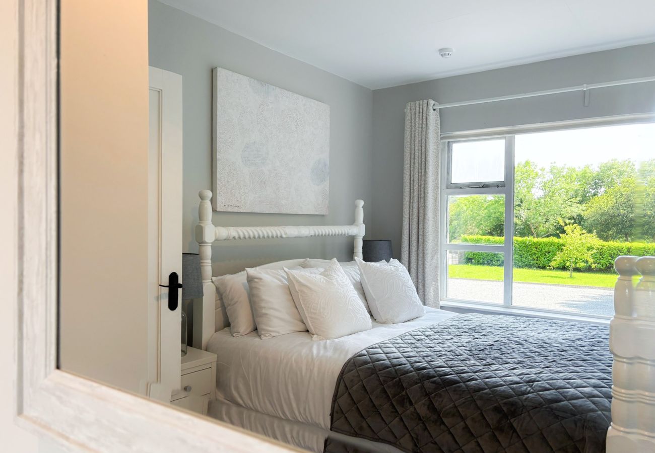 Luxurious Clifden Cottage. Luxury king bed with view