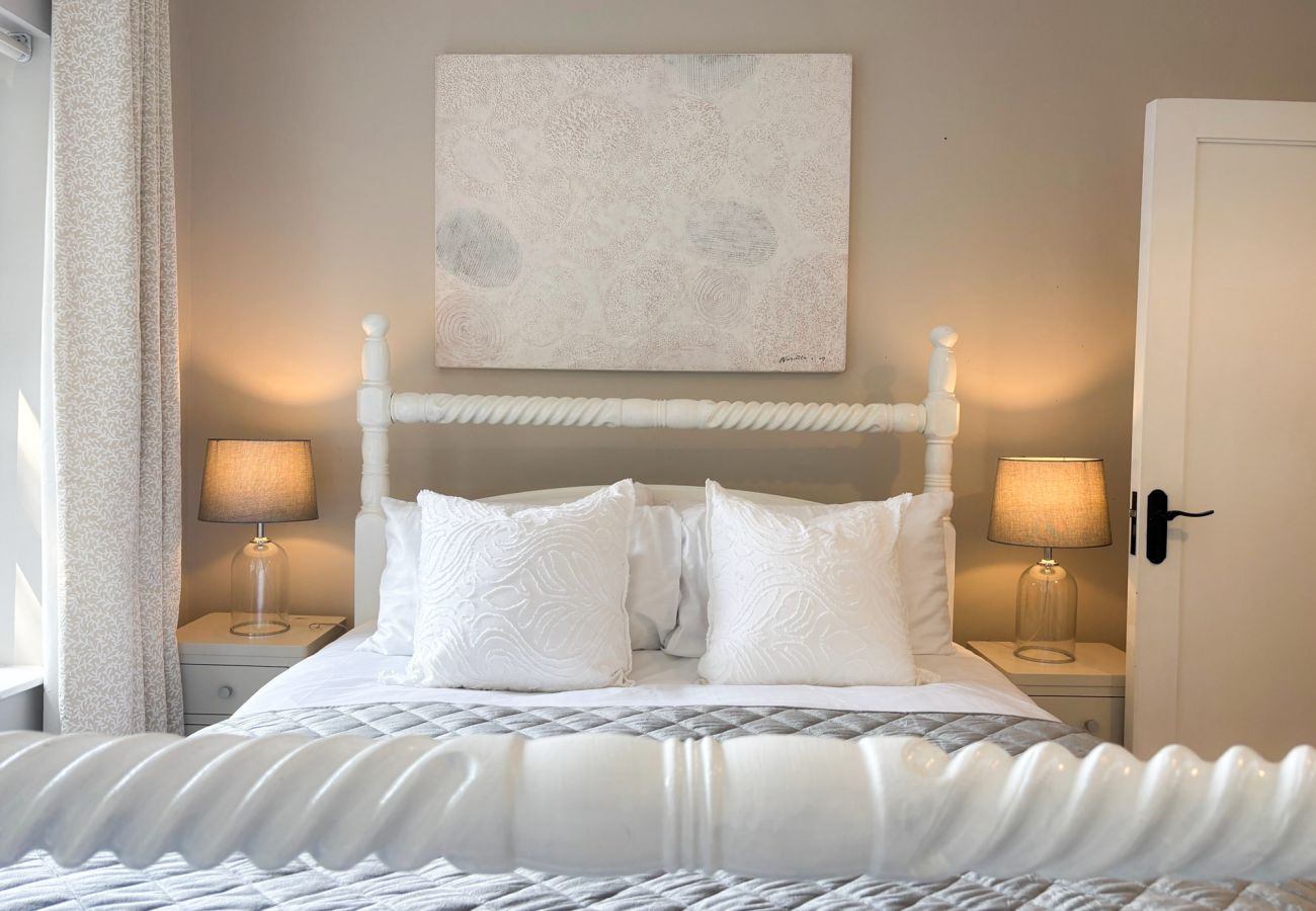 Luxurious Clifden Cottage. Luxury king bed