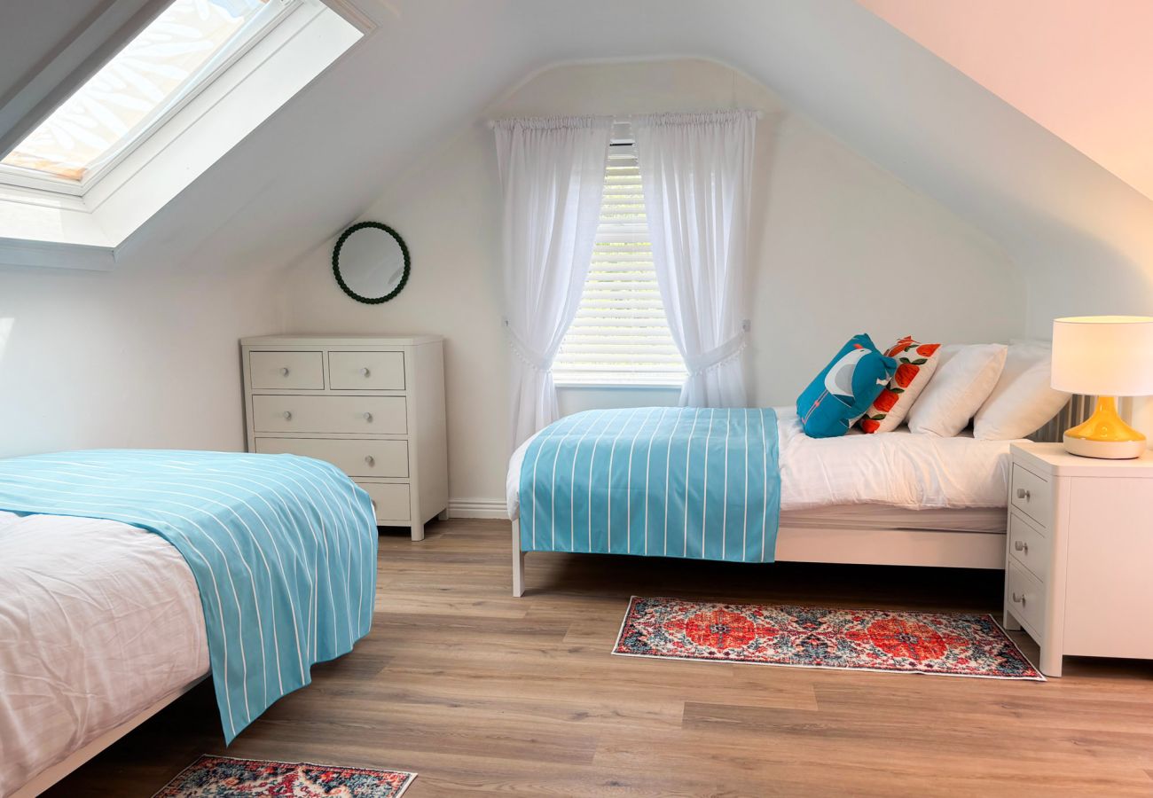 Luxurious Clifden Cottage. Adorable twin attic room. Wooden floors bright and colourful. 