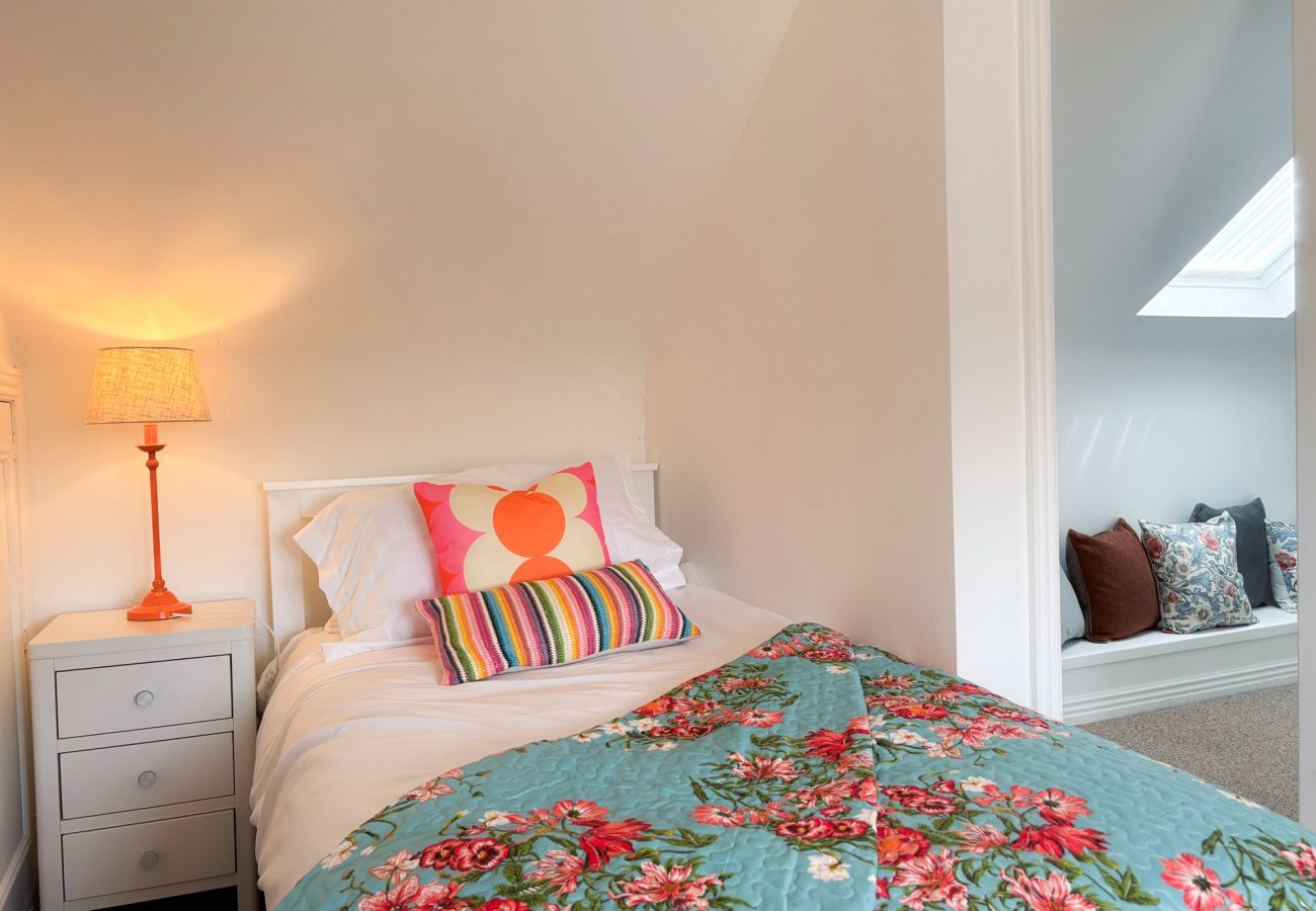 Luxurious Clifden Cottage. Adorable twin attic room.  