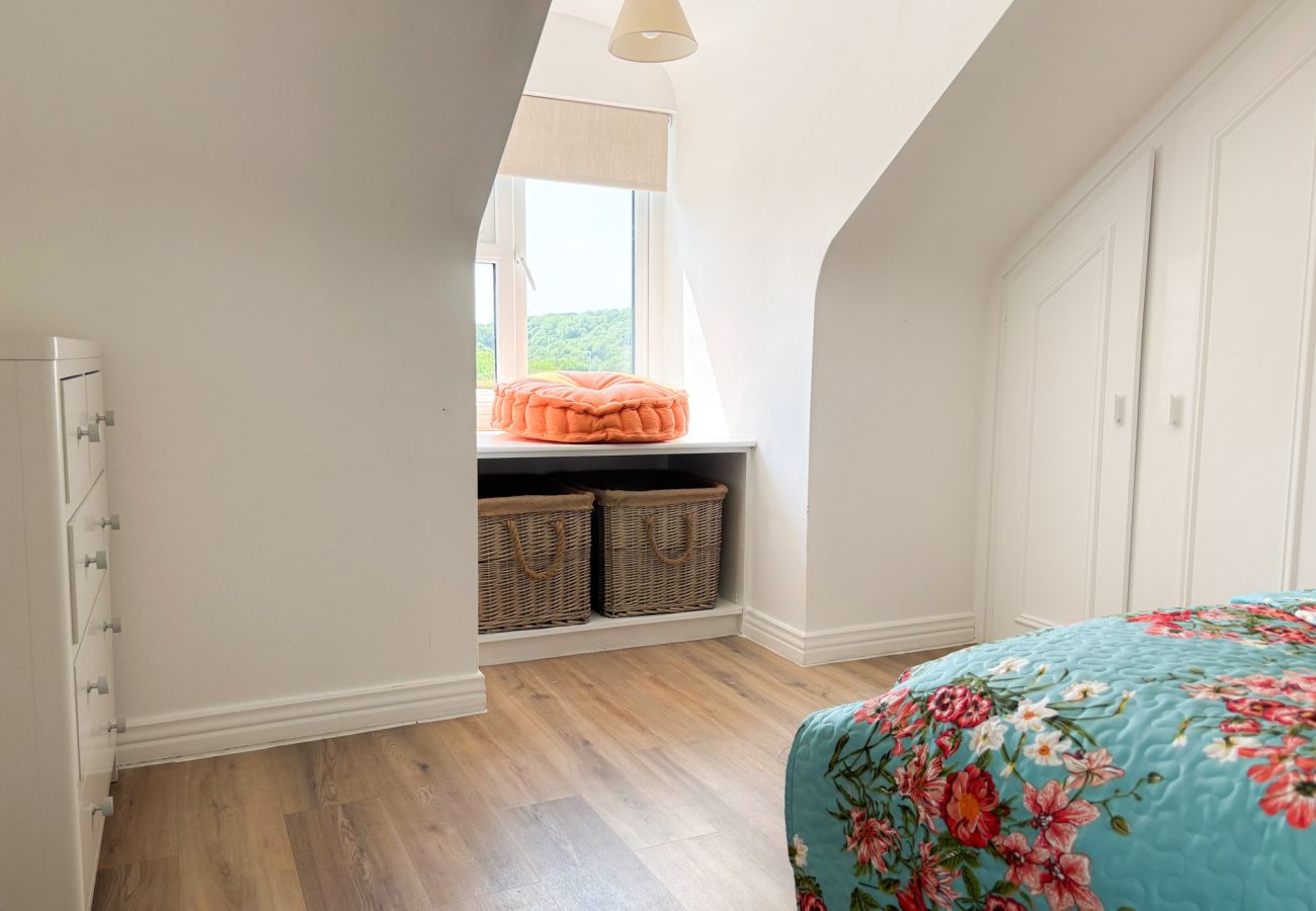 Luxurious Clifden Cottage. Single bright colourful tasteful bedroom. 