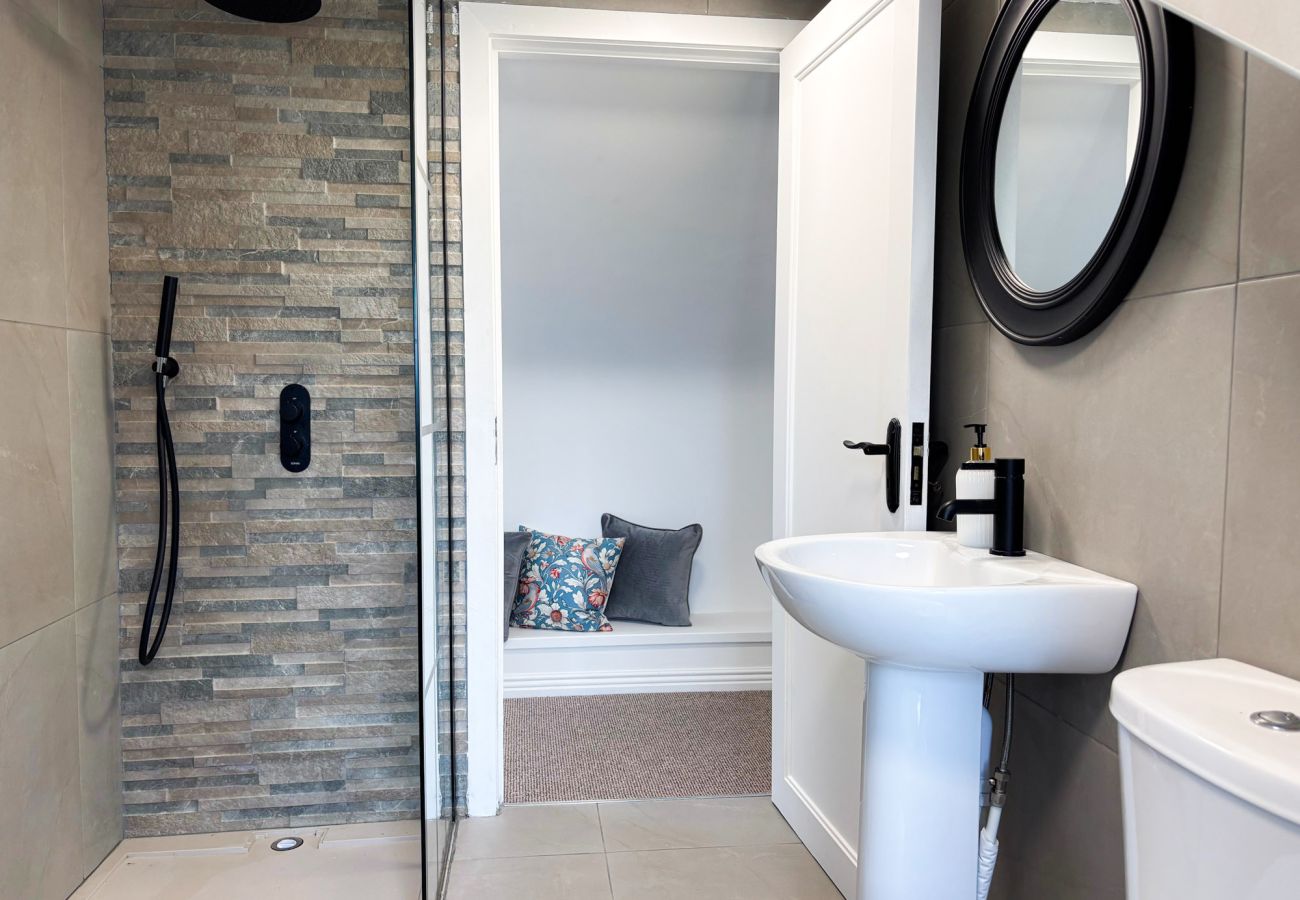 Luxurious Clifden Cottage. Modern shower, WC and sink
