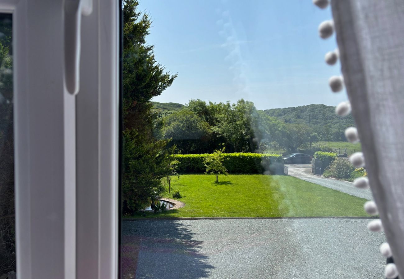 Luxurious Clifden Cottage. Landscaped garden