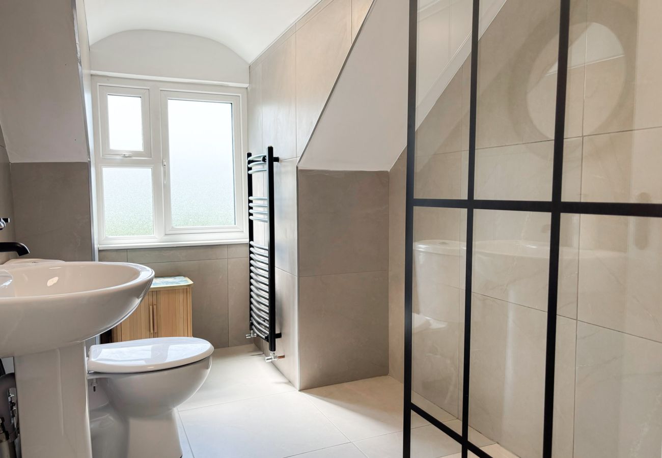 Luxurious Clifden Cottage. Twin room with bright colours 