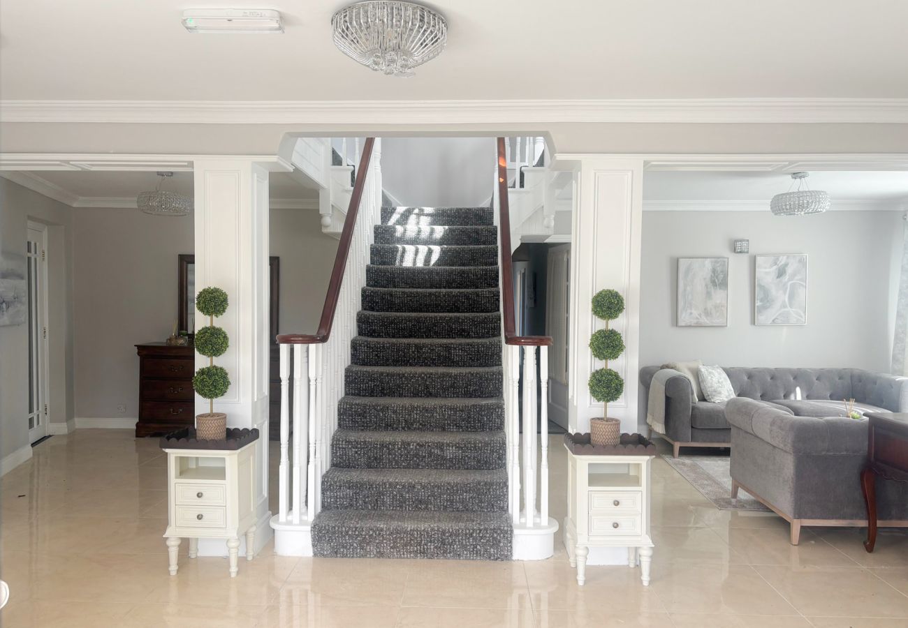 Luxurious Clifden Holiday Home. Large luxury home sleeps 15. open central staircase
