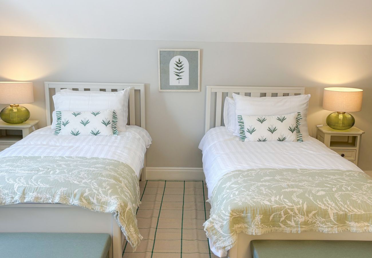 Luxurious Clifden Holiday Home. Sleeps 15. Well furnished two single beds. 