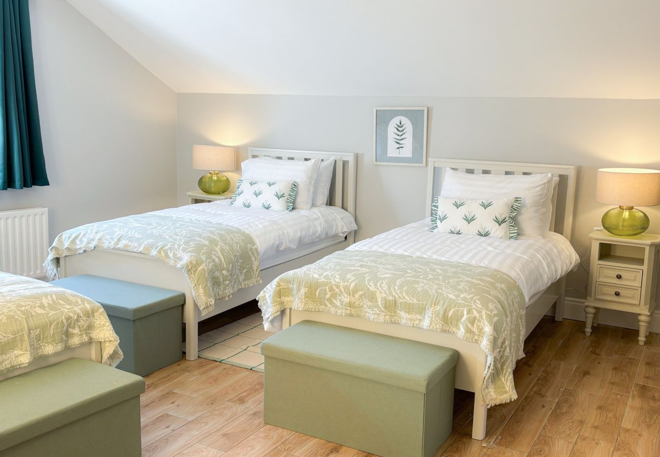 Luxurious Clifden Holiday Home. Triple attic room. Tasteful design, wooden floors. 