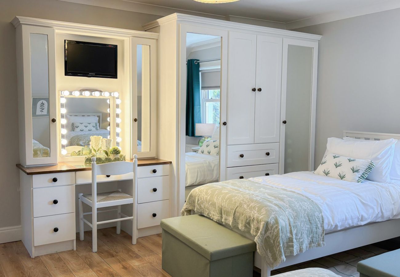 Luxurious Clifden Holiday Home. Triple attic room. Large storage unit. 