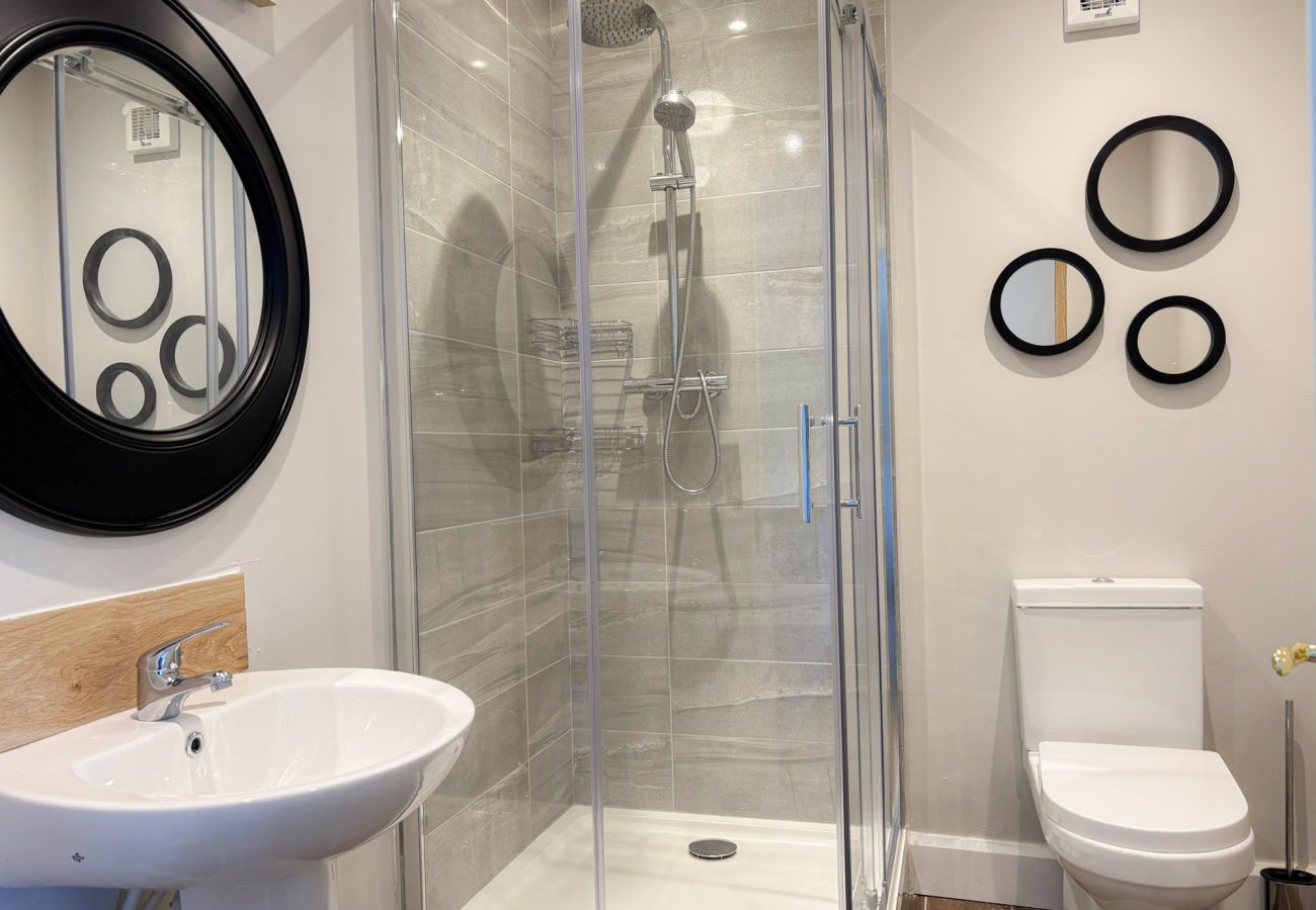 Luxurious Clifden Holiday Home. Modern bathroom, shower and WC