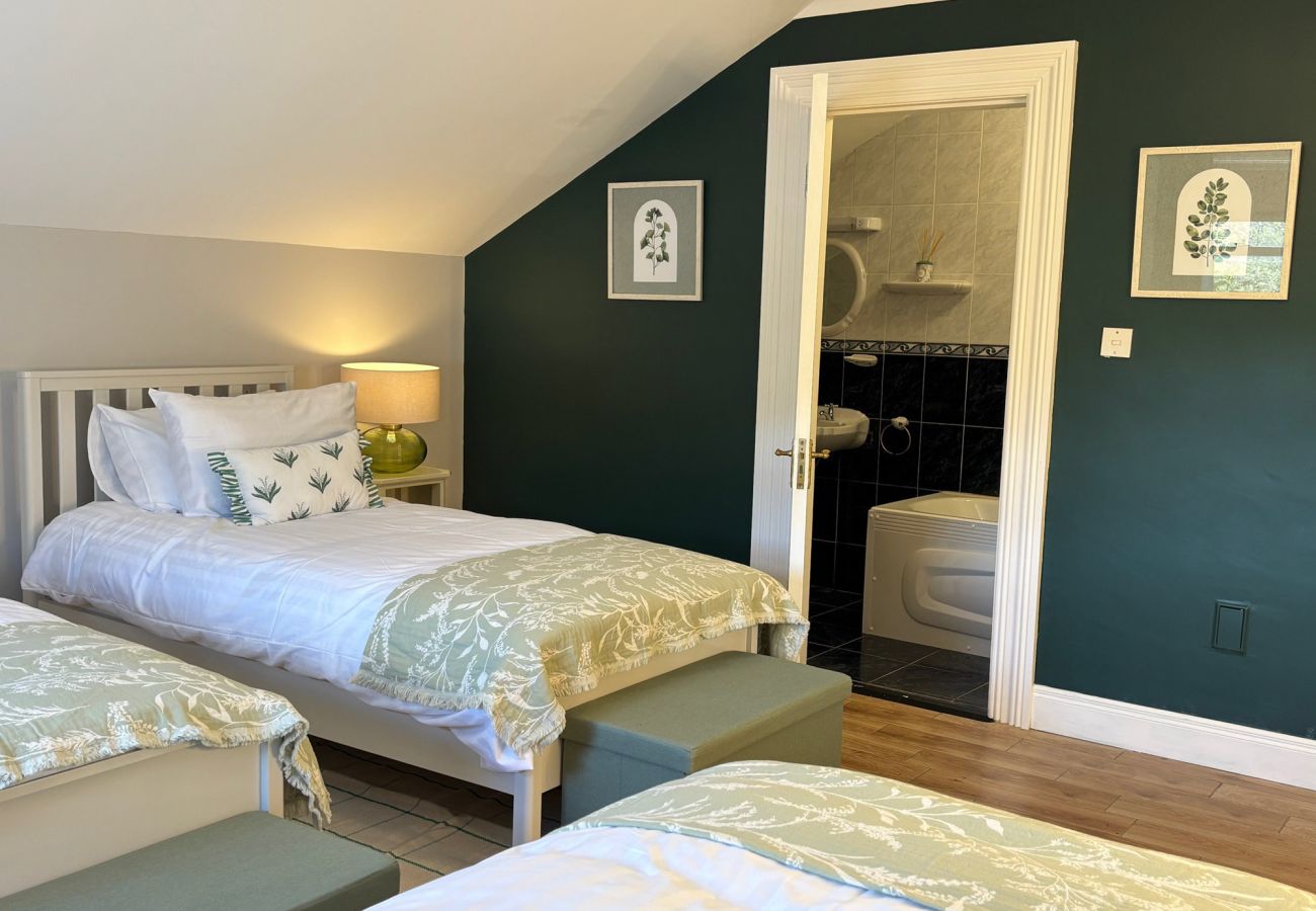 Luxurious Clifden Holiday Home. Triple Bedroom with ensuite. Tasteful furniture. 