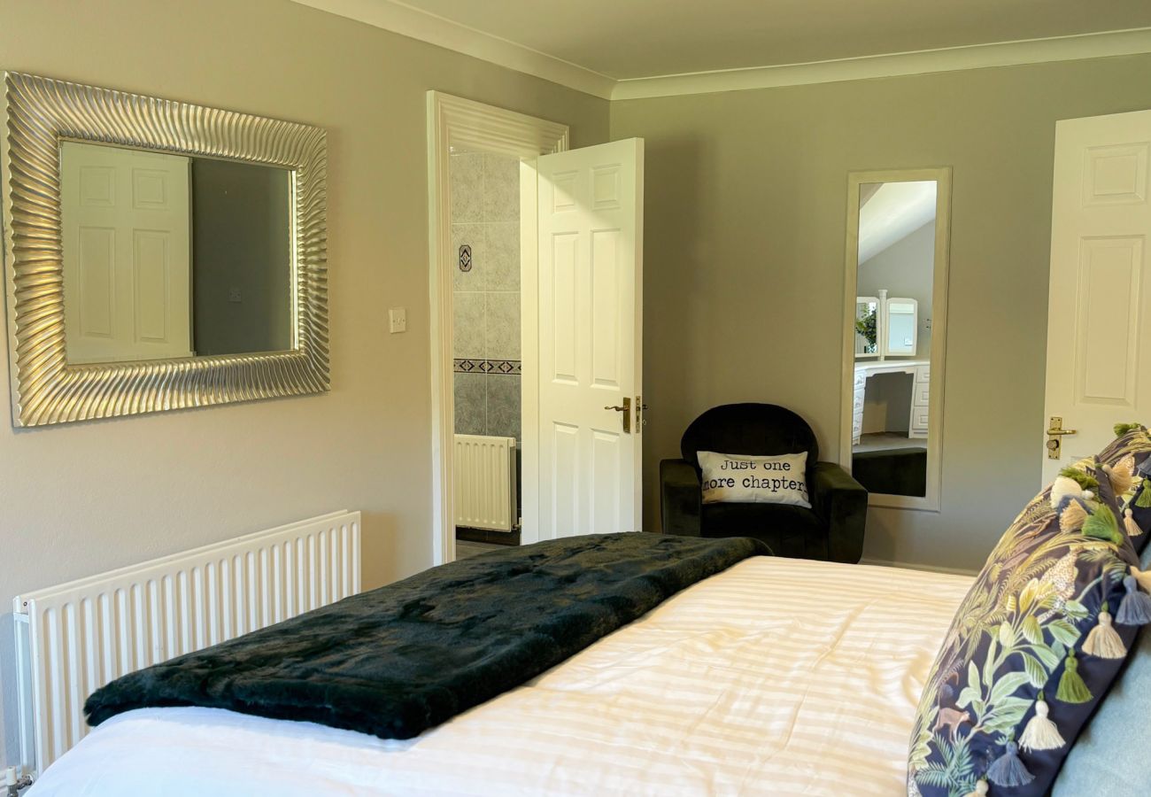 Luxurious Clifden Holiday Home. King size bedroom with ample storage. 