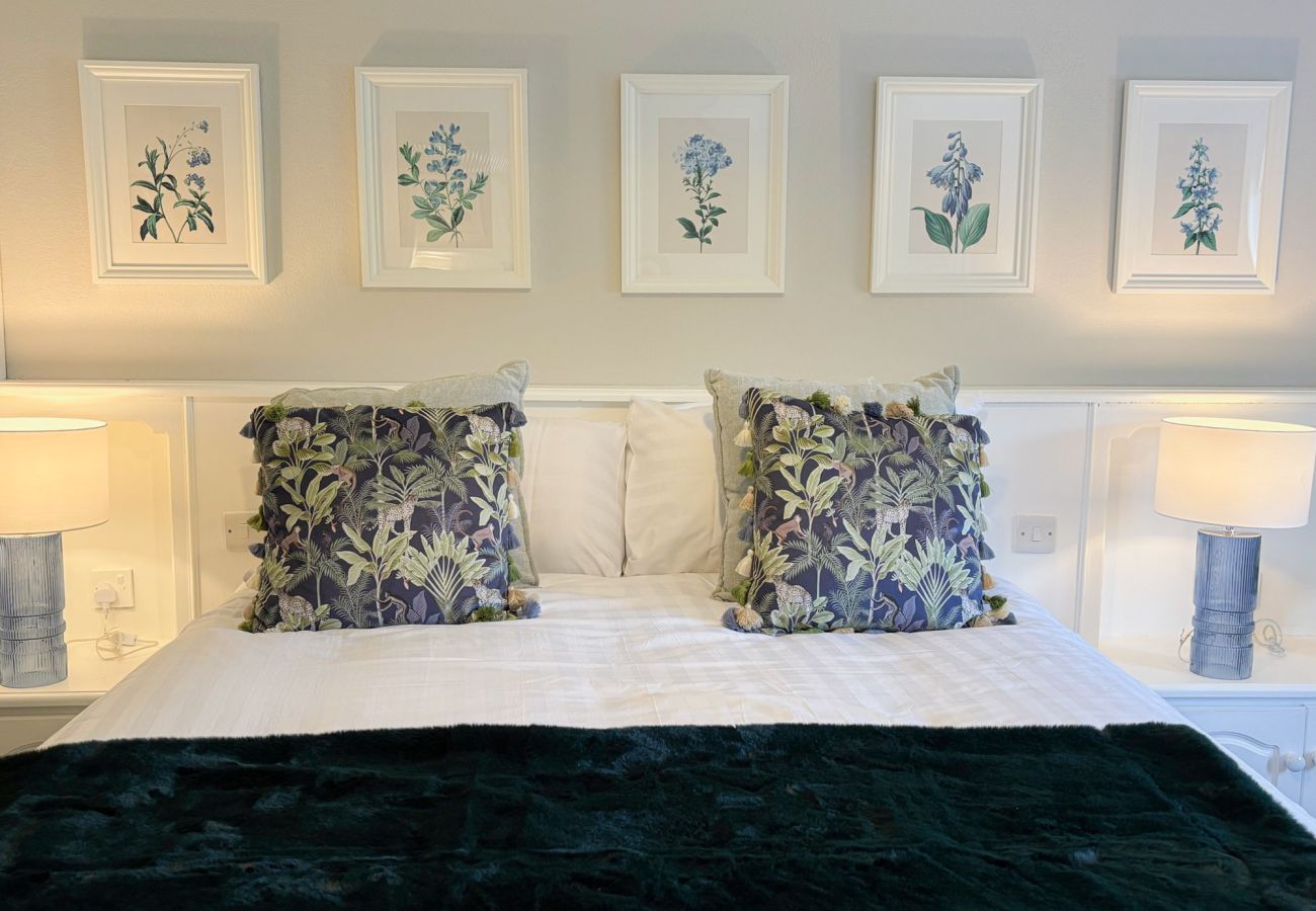 Luxurious Clifden Holiday Home. Double Room  luxurious decore. 