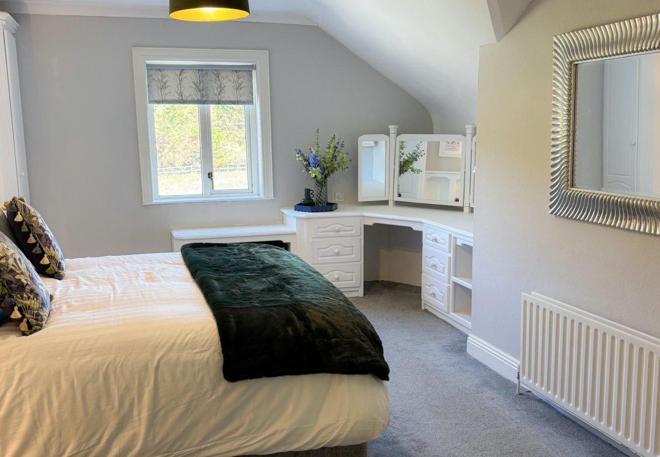 Luxurious Clifden Holiday Home. Double bed, attic room corner vanity unit. 