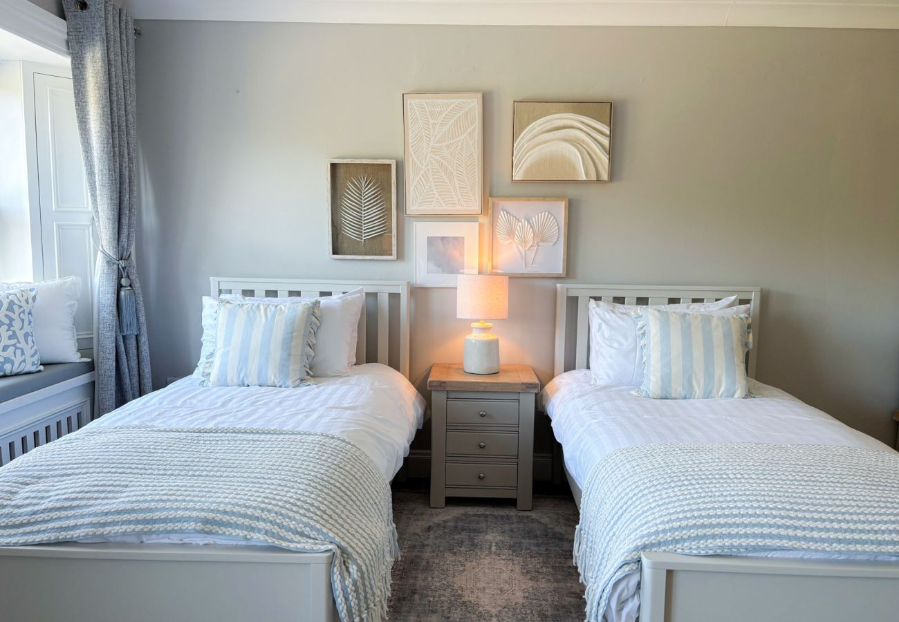 Luxurious Clifden Holiday Home. Two single beds, comfortable room. Bright tasteful