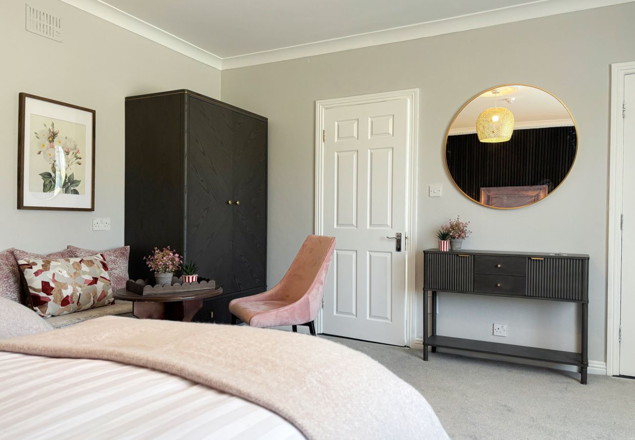 Luxurious Clifden Holiday Home. Double bed, vanity unit, plush carpet