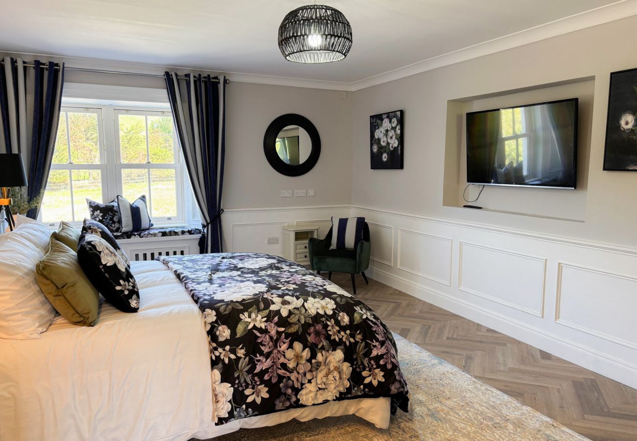 Luxurious Clifden Holiday Home. Double bed, large TV wooden floors, bright window. 