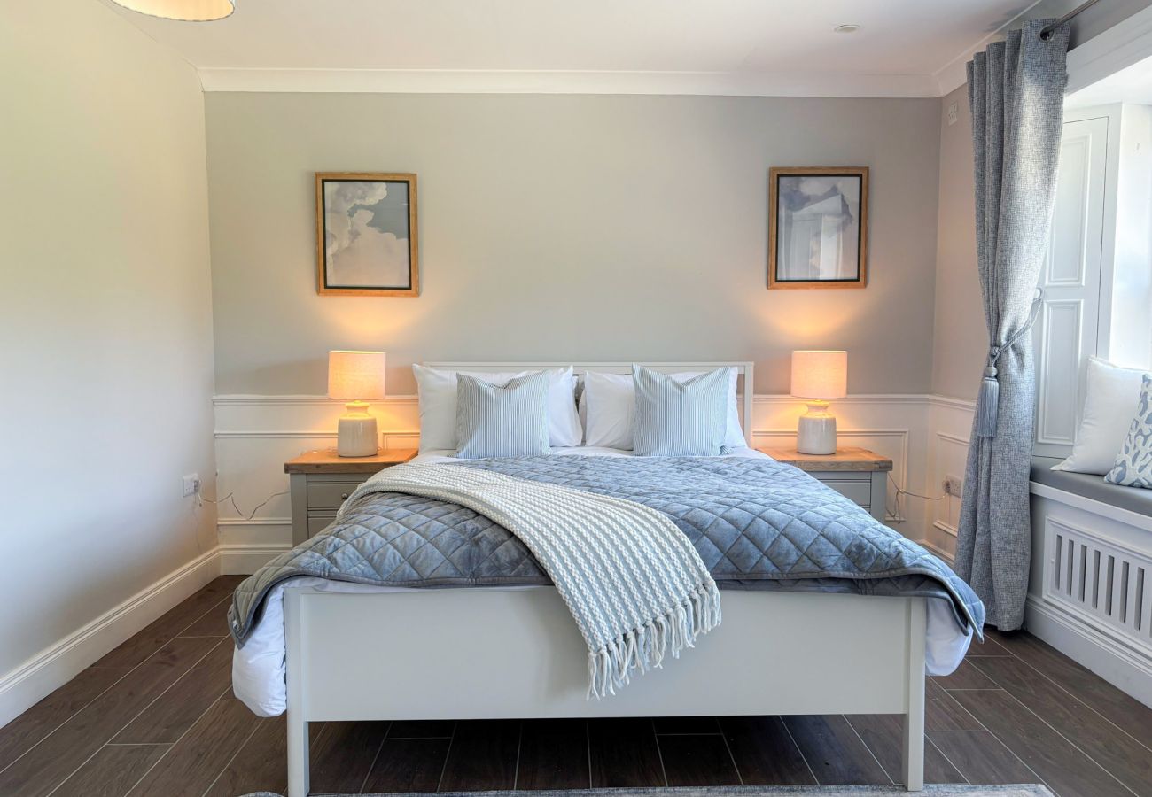 Luxurious Clifden Holiday Home. Double bedroom, cosy neutral. 