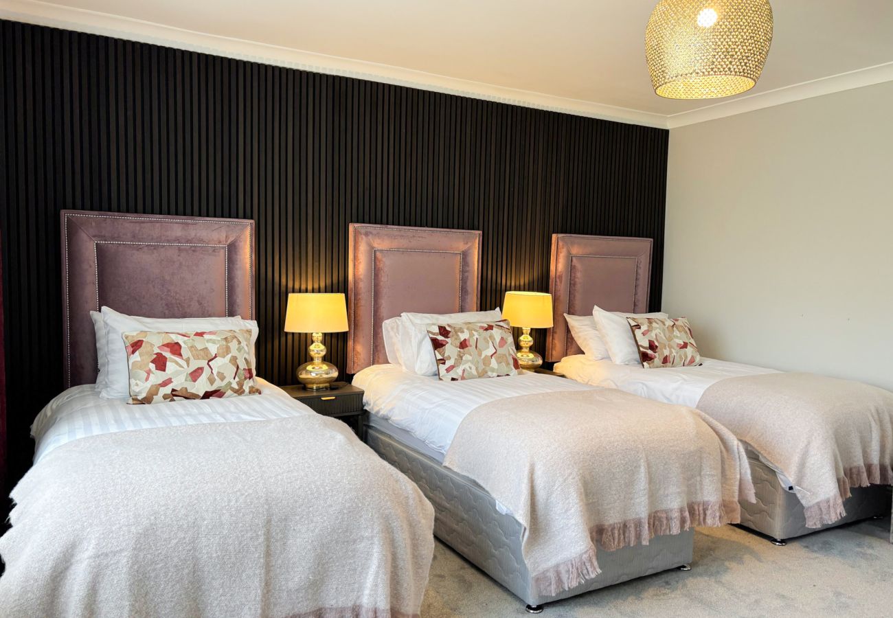 Luxurious Clifden Holiday Home. Triple singles in comfortable luxury room. 
