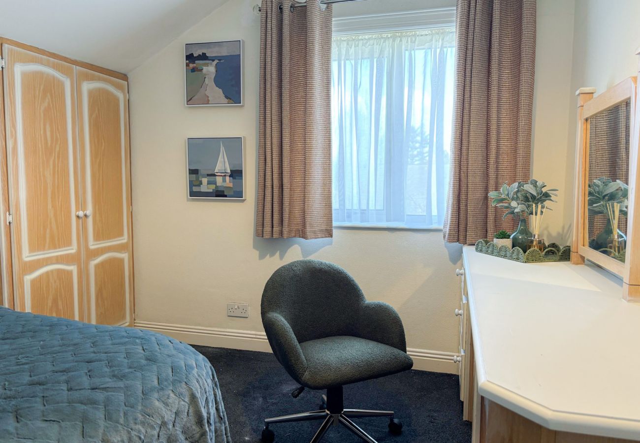 Luxurious Clifden Holiday Home. Dressing Table and chair. 