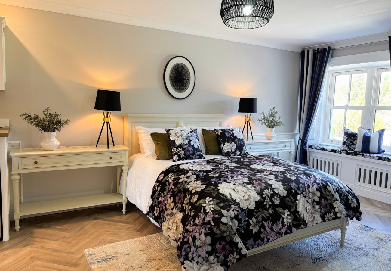 Luxurious Clifden Holiday Home. Comfortable double bed spacious room seated window. 