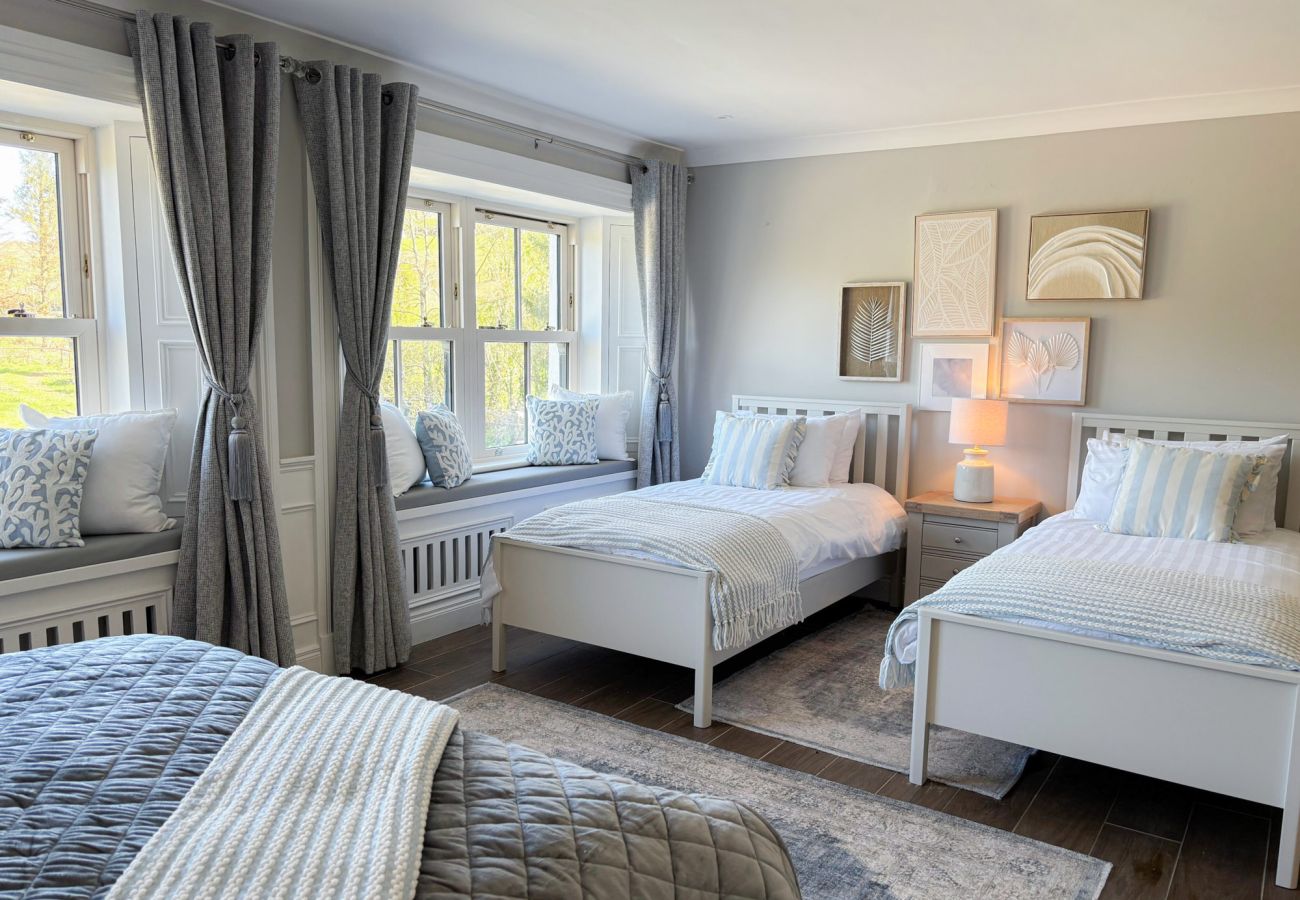 Luxurious Clifden Holiday Home. Double and two singles in spacious comfortable room 